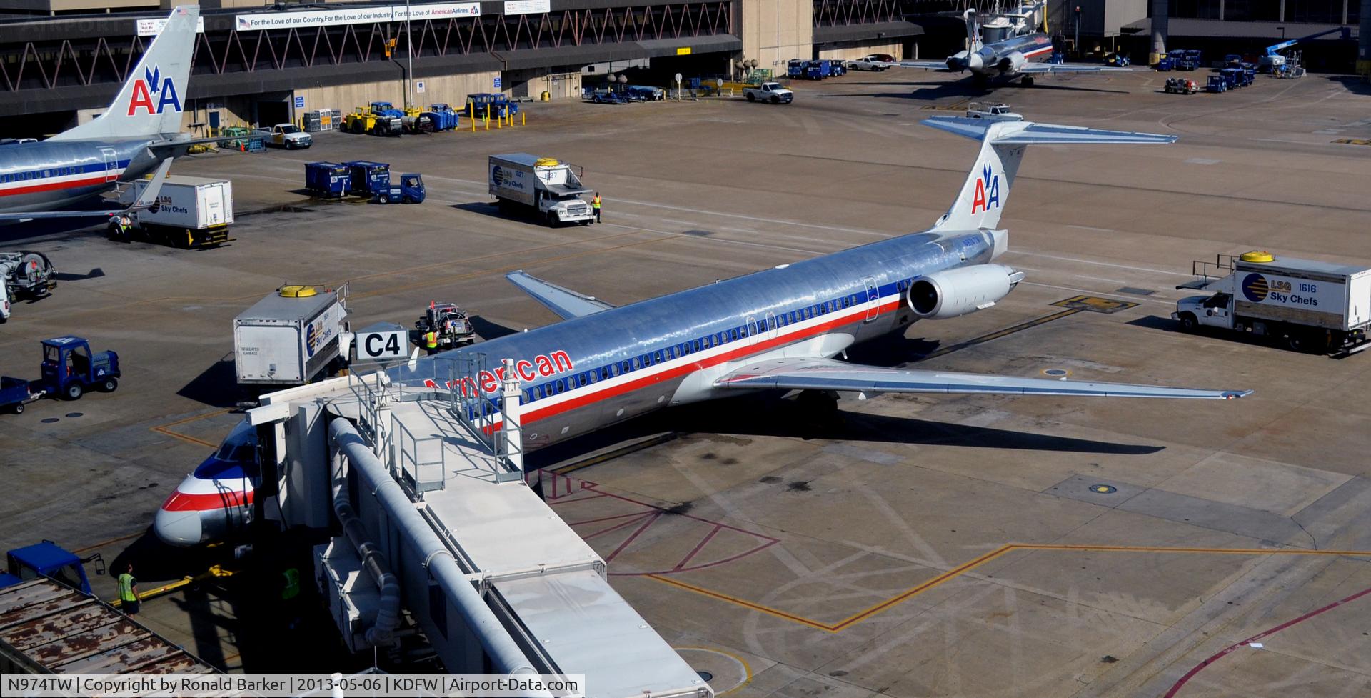 N974TW, 1999 McDonnell Douglas MD-83 (DC-9-83) C/N 53624, Gate C4  DFW