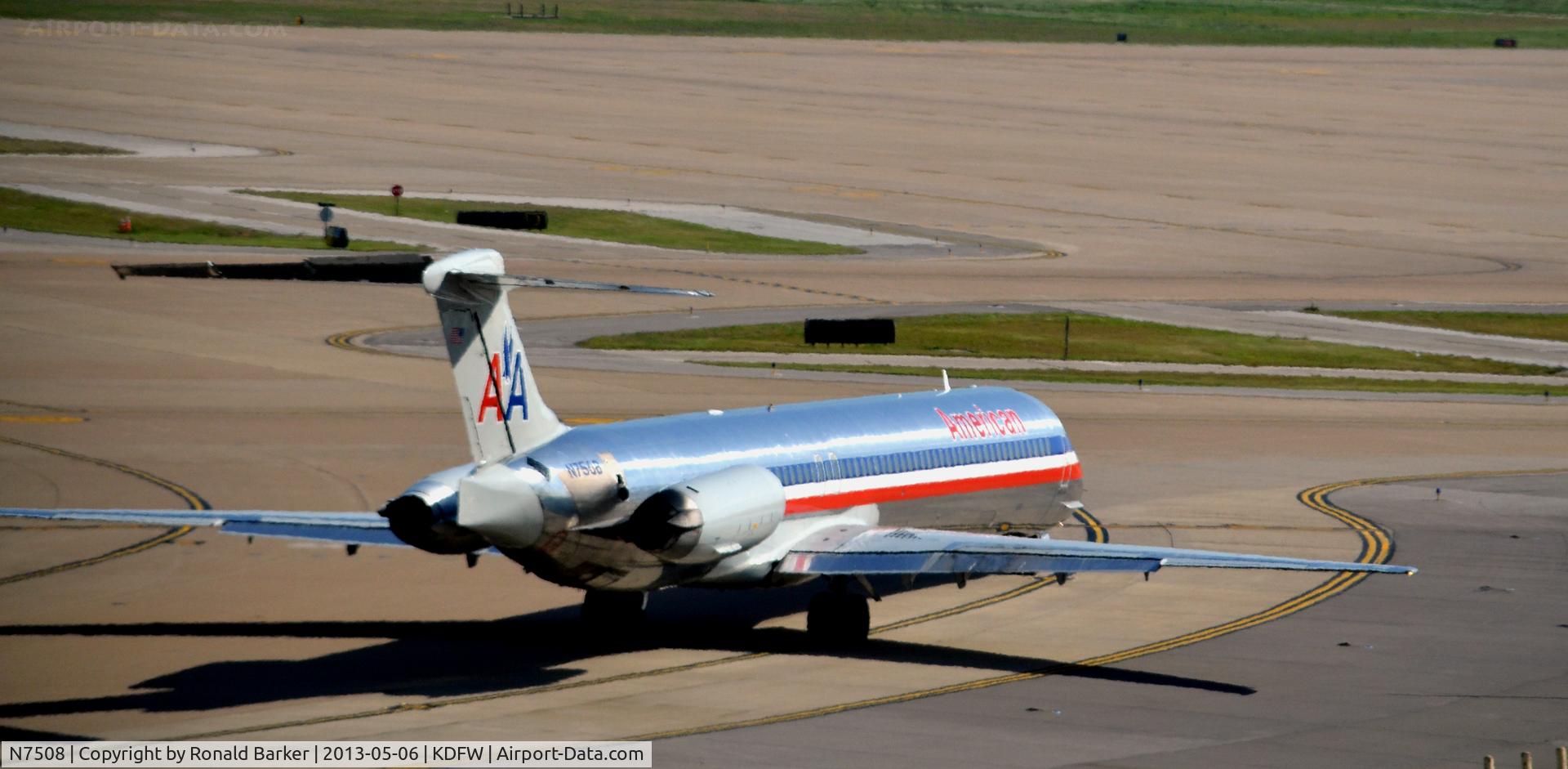 N7508, 1989 McDonnell Douglas MD-82 (DC-9-82) C/N 49802, Taxi DFW
