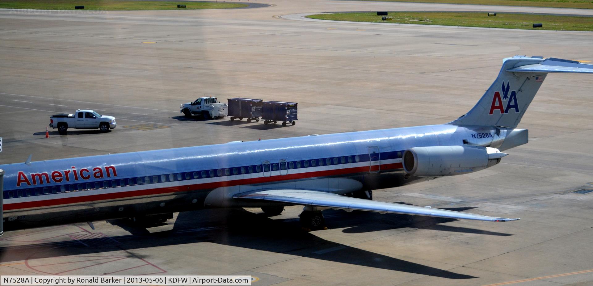 N7528A, 1990 McDonnell Douglas MD-82 (DC-9-82) C/N 49920, Gate DFW