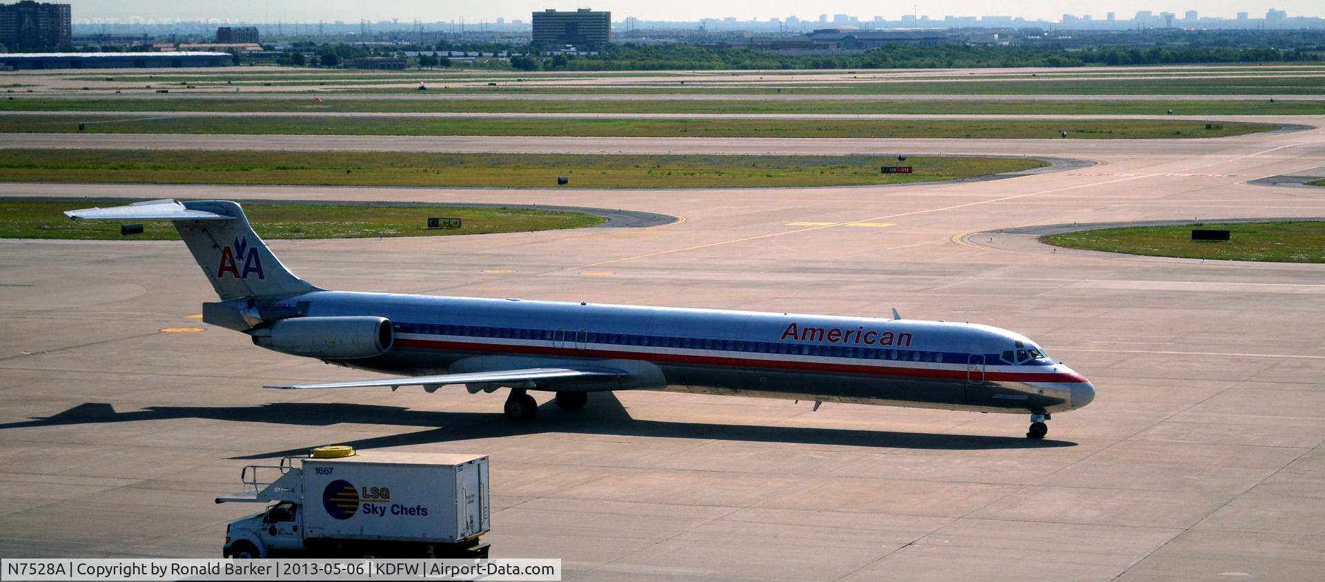 N7528A, 1990 McDonnell Douglas MD-82 (DC-9-82) C/N 49920, Taxi DFW