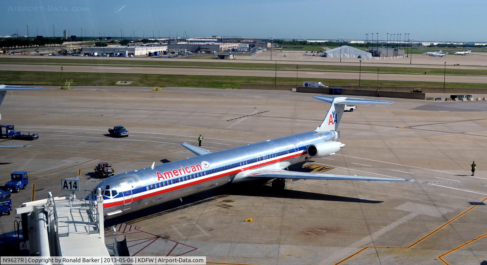 N9627R, 1998 McDonnell Douglas MD-83 (DC-9-83) C/N 53597, Gate A14 DFW