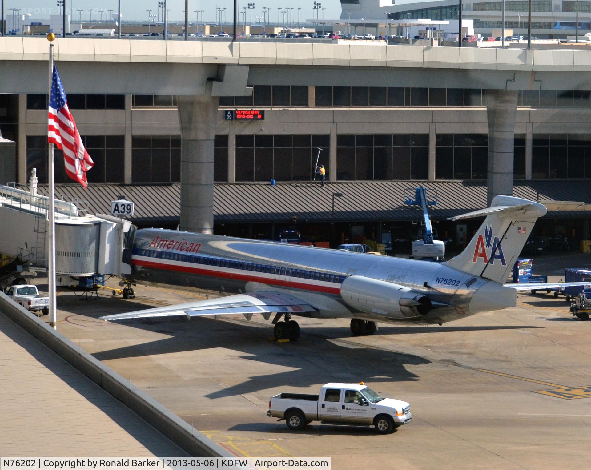 N76202, 1992 McDonnell Douglas MD-83 (DC-9-83) C/N 53292, Gate A39  DFW