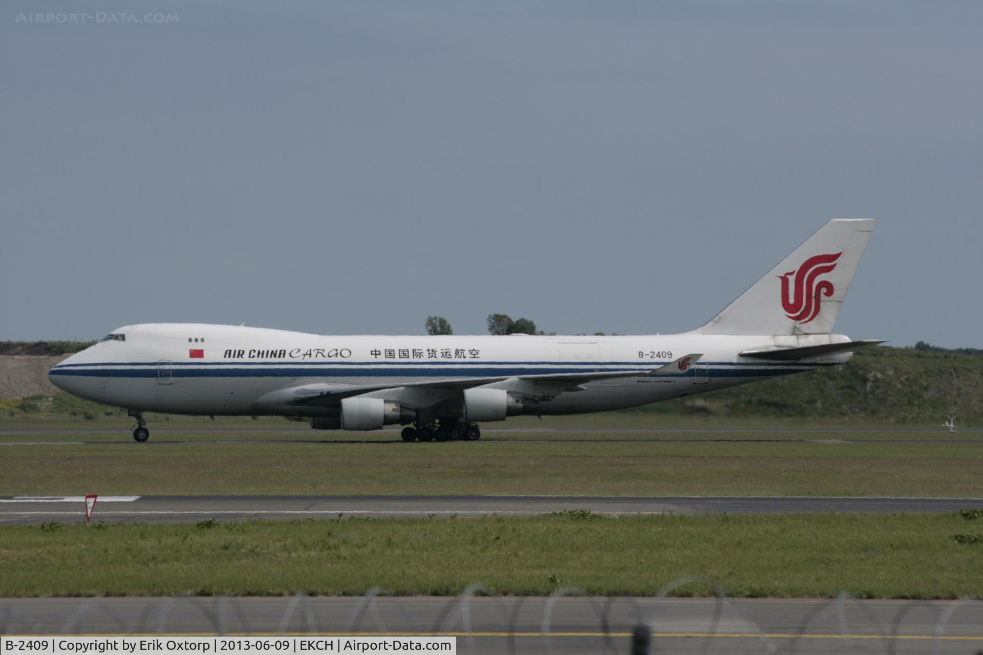 B-2409, Boeing 747-412F/SCD C/N 26560, Just arrived on rw 22L