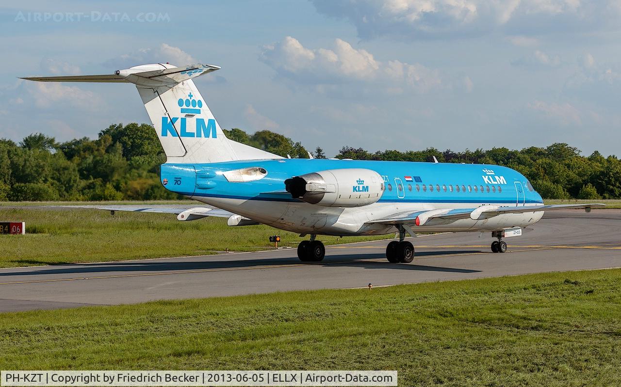 PH-KZT, 1995 Fokker 70 (F-28-0070) C/N 11541, holding point RW06