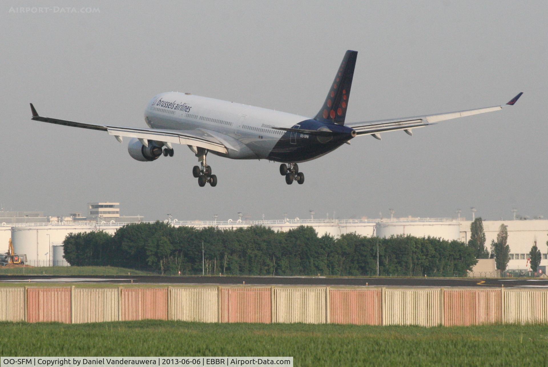 OO-SFM, 1993 Airbus A330-301 C/N 030, Flight SN453 is landing on RWY 25L