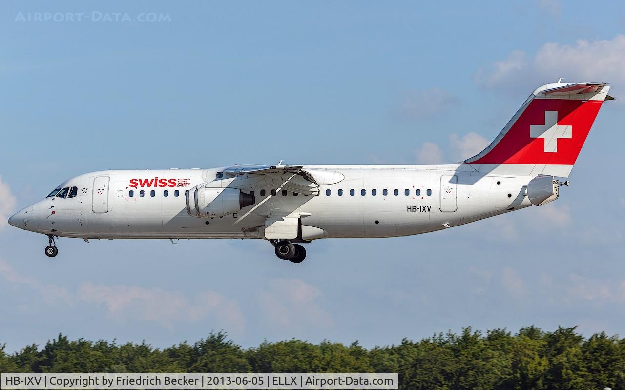HB-IXV, 1995 British Aerospace Avro 146-RJ100 C/N E3274, short final RW06