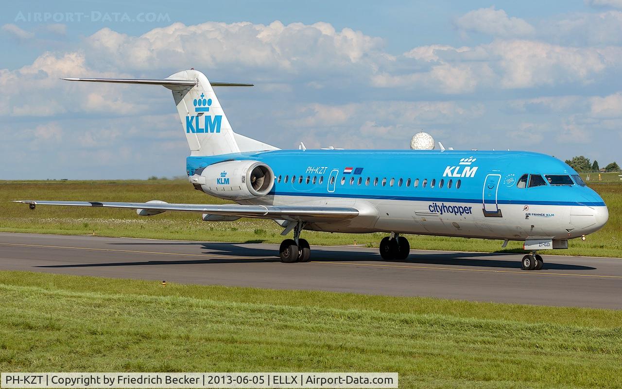 PH-KZT, 1995 Fokker 70 (F-28-0070) C/N 11541, taxying to the active