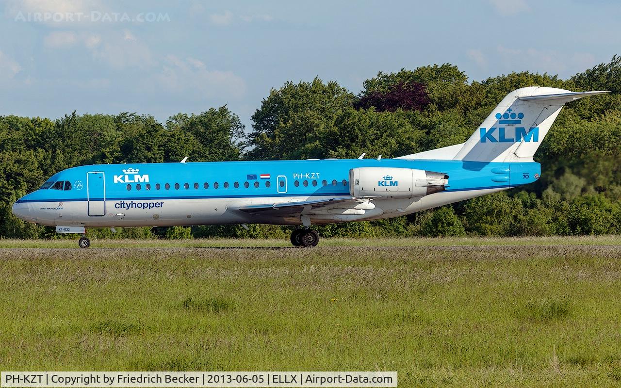 PH-KZT, 1995 Fokker 70 (F-28-0070) C/N 11541, depature via RW06