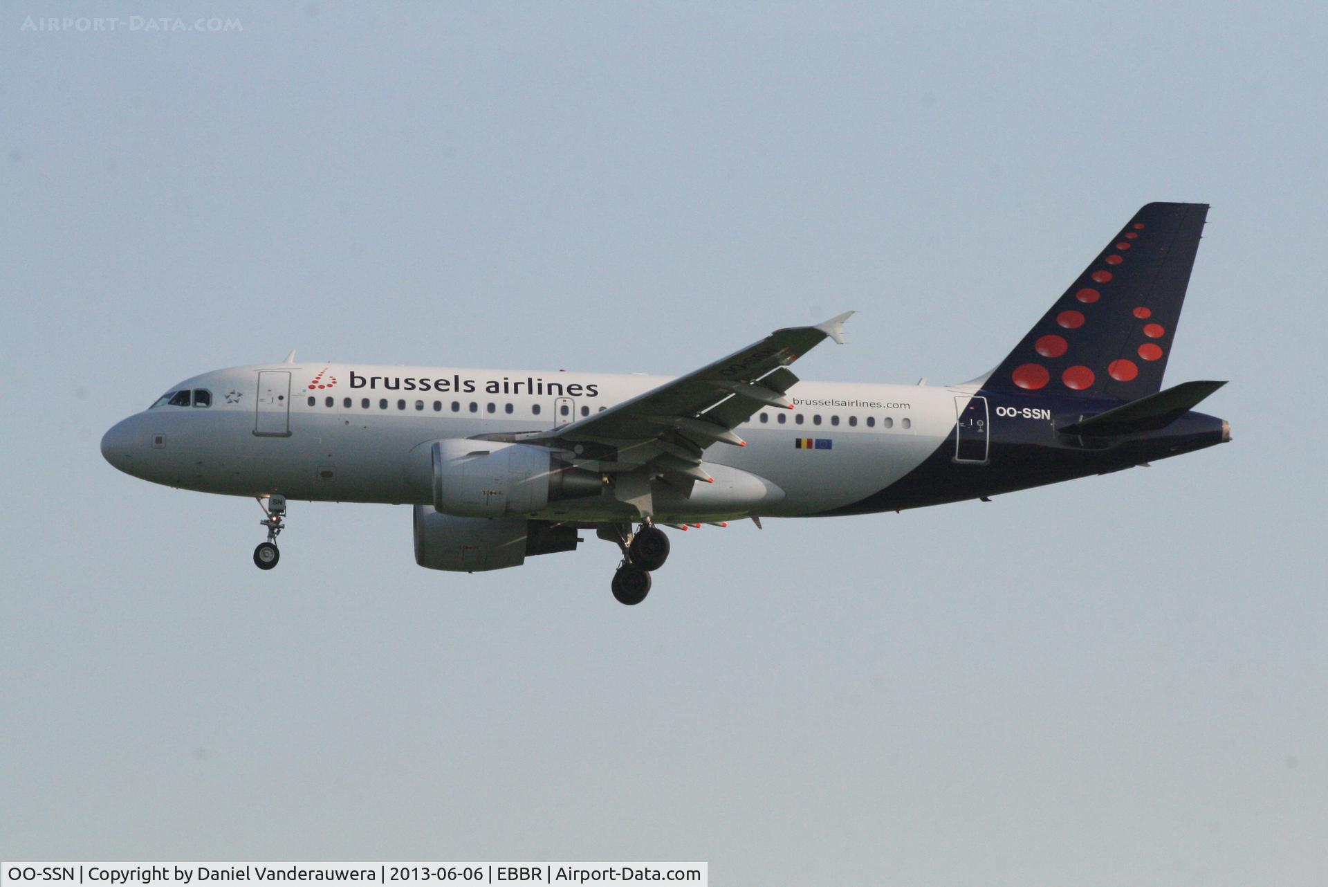 OO-SSN, 2003 Airbus A319-112 C/N 1963, Flight SN2816 is descending to RWY 25L