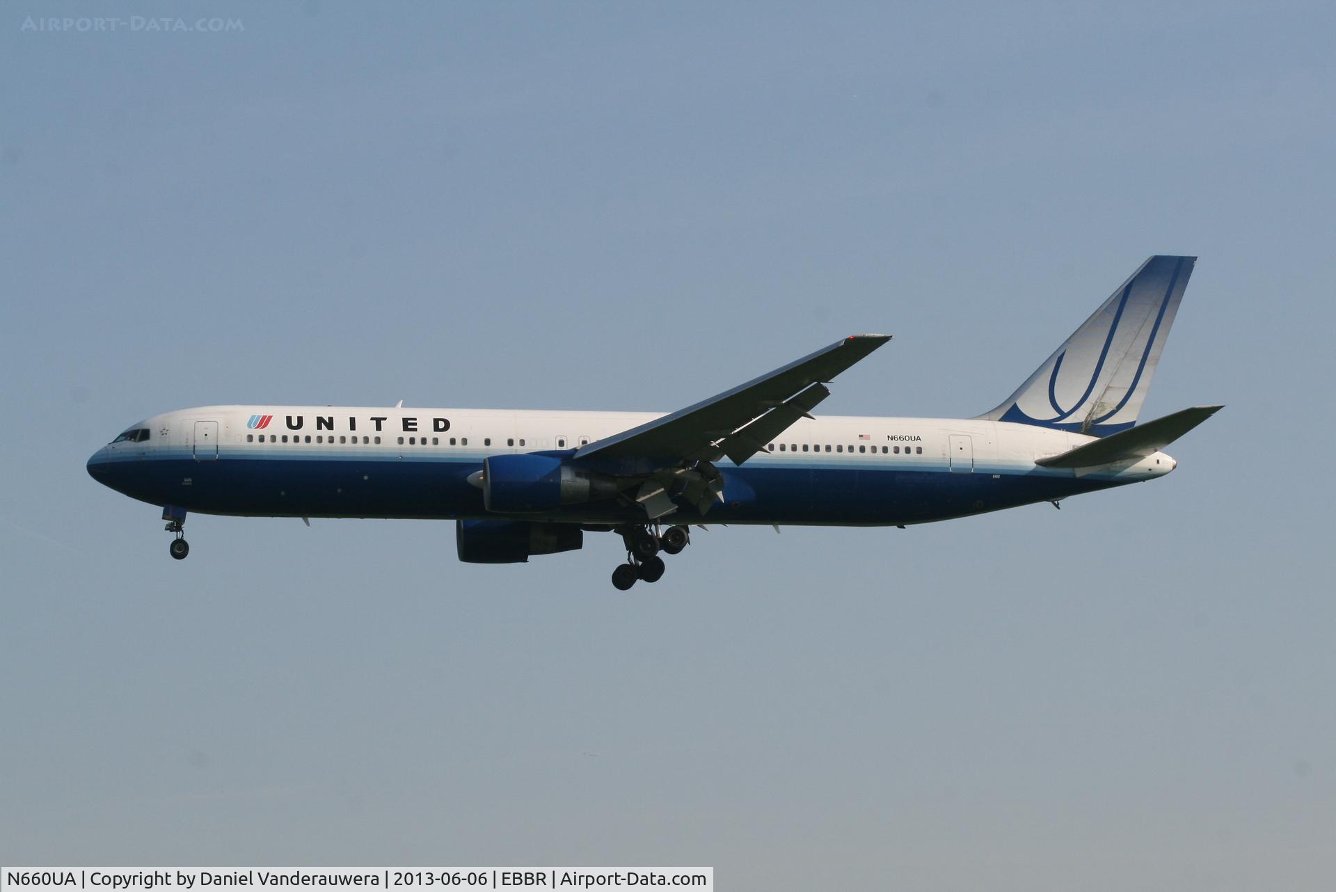 N660UA, 1993 Boeing 767-322/ER C/N 27115, Arrival of flight UA972 to RWY 25L
