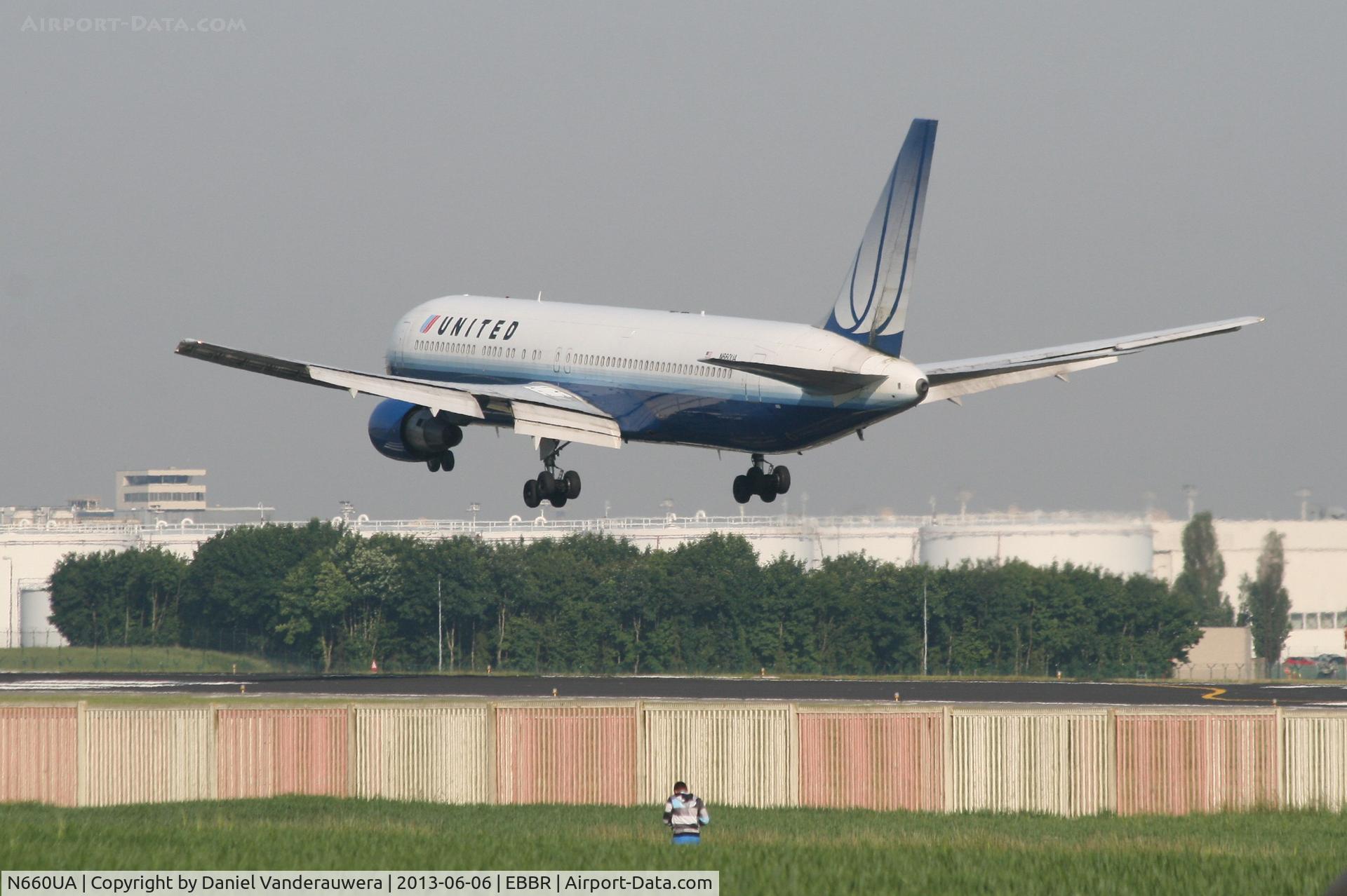 N660UA, 1993 Boeing 767-322/ER C/N 27115, Flight UA972 is descending to RWY 25L