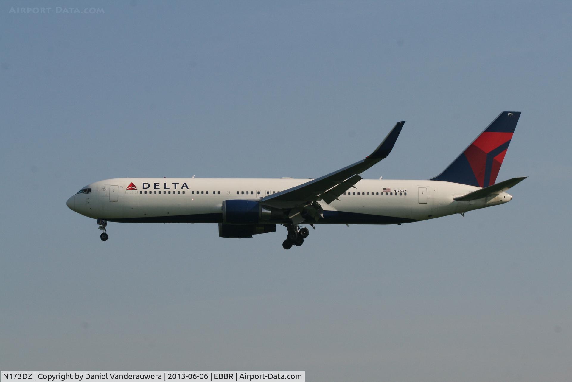 N173DZ, 1998 Boeing 767-332ER C/N 29692, Arrival of flight DL140 to RWY 25L