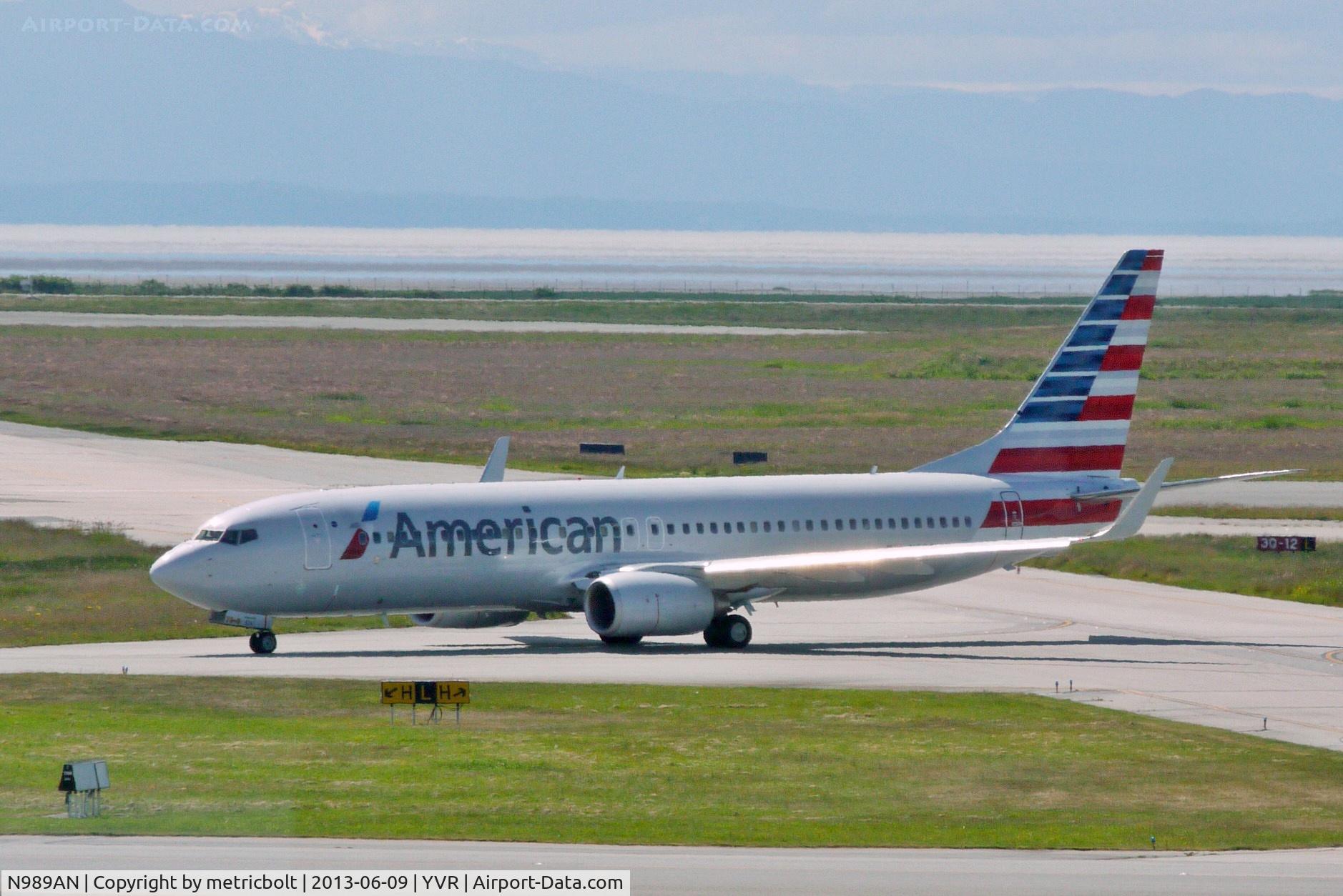 N989AN, 2009 Boeing 737-823 C/N 33205, taxiing for departure to Dallas