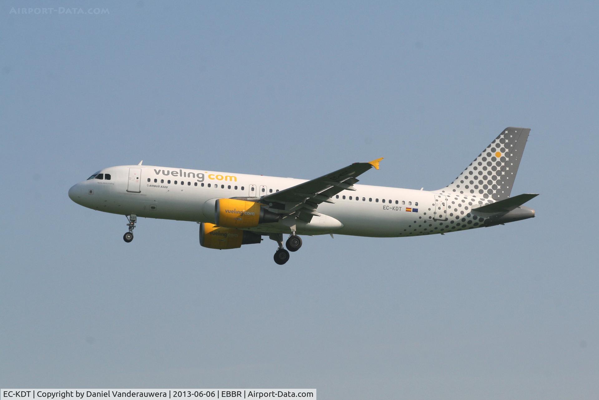 EC-KDT, 2007 Airbus A320-216 C/N 3145, Arrival of flight VY8988 to RWY 25L