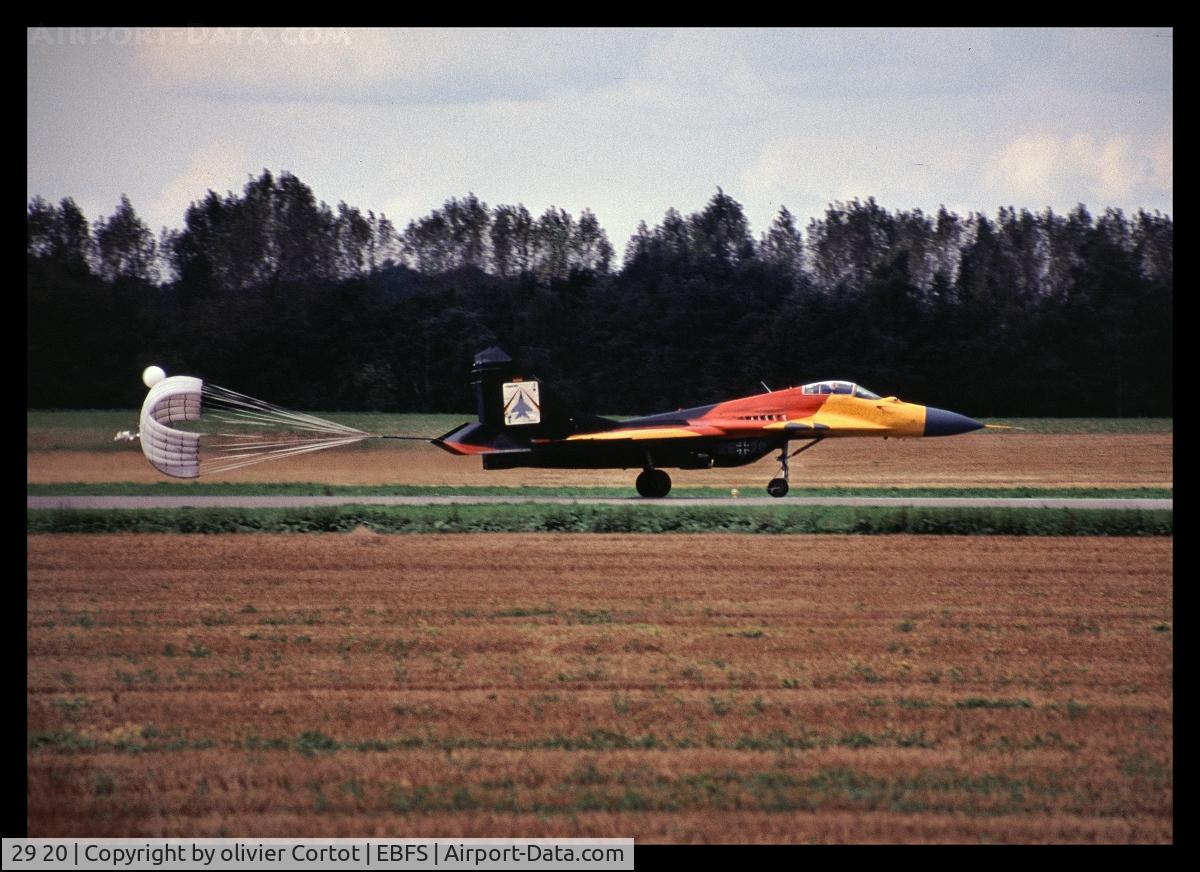 29 20, Mikoyan-Gurevich MiG-29A C/N 2960526315, Florennes airshow 2001