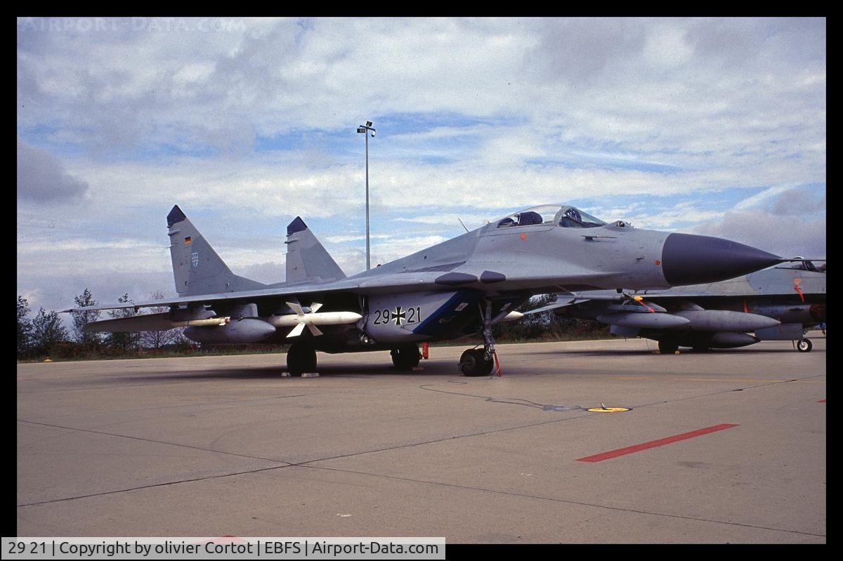 29 21, Mikoyan-Gurevich MiG-29G C/N 2960526319/3713, Florennes airshow 2001