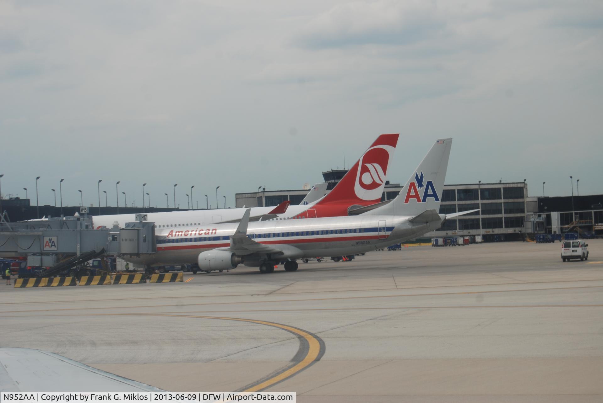 N952AA, 2000 Boeing 737-823 C/N 30088, On the ground at DFW airprort.