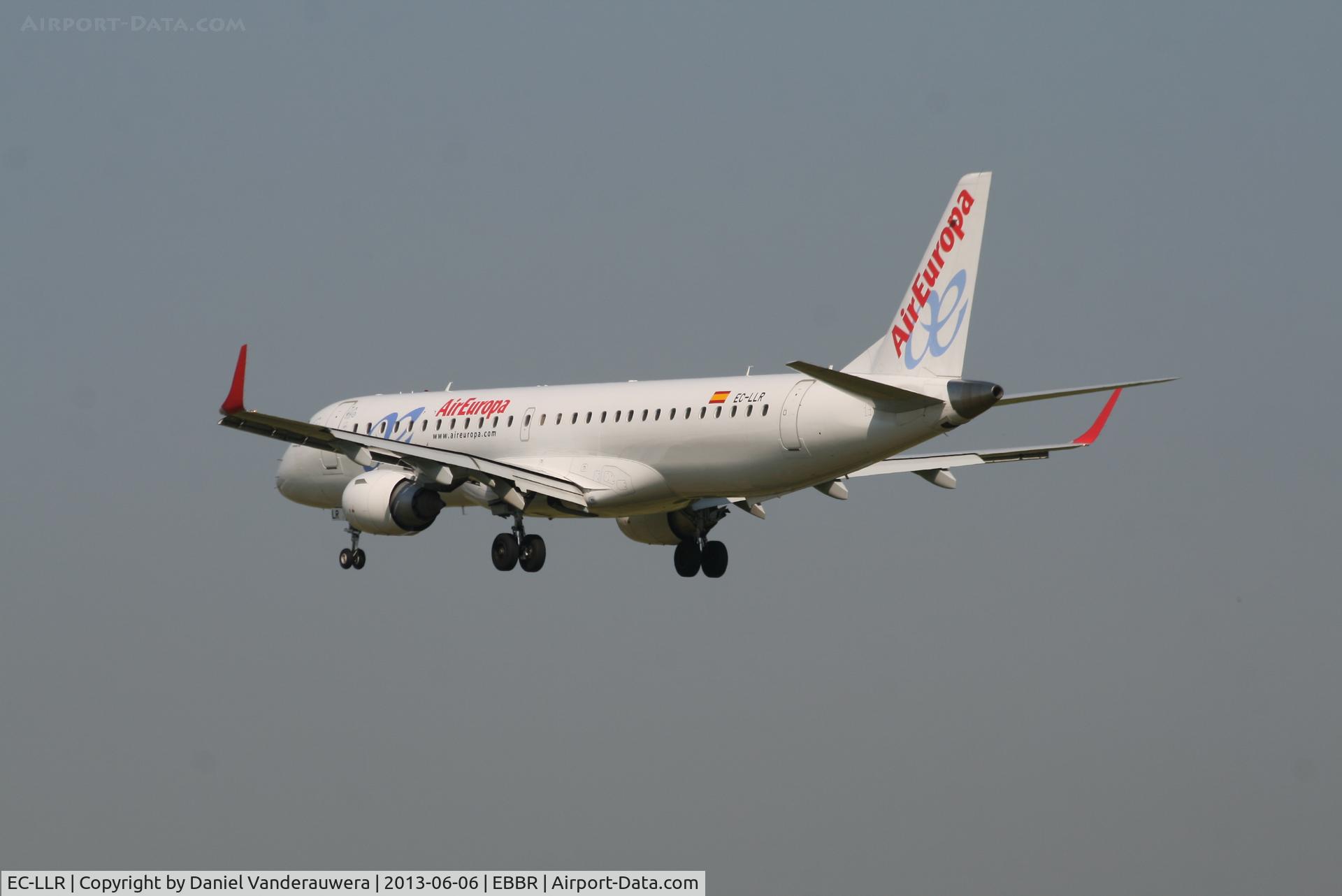 EC-LLR, 2011 Embraer 195LR (ERJ-190-200LR) C/N 19000452, Flight UX1171 is descending to RWY 25L