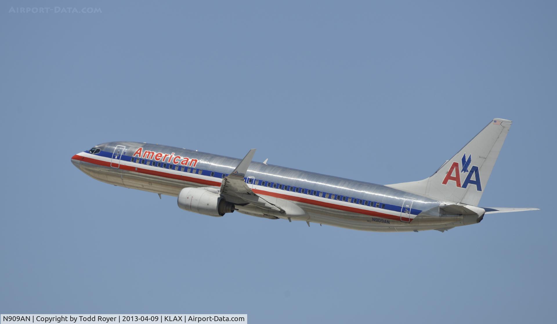 N909AN, 1999 Boeing 737-823 C/N 29511, Departing LAX