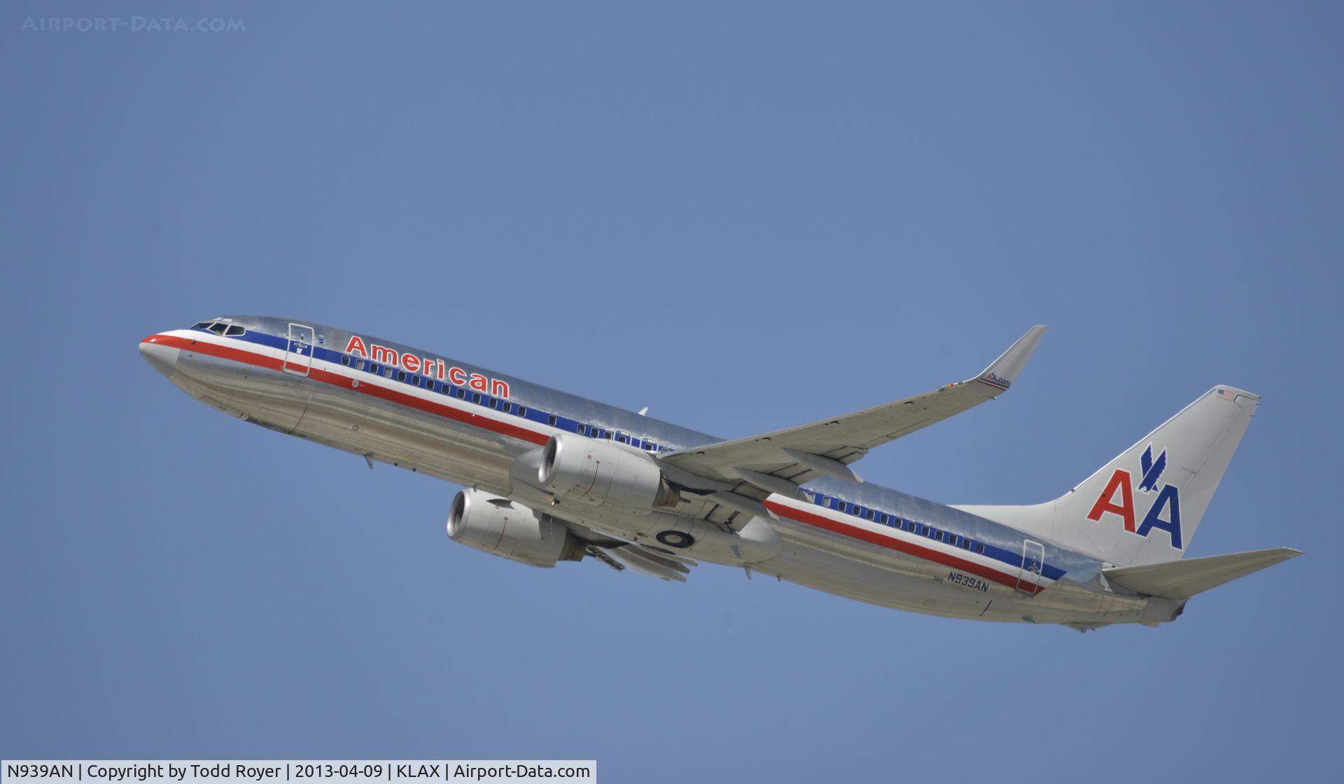 N939AN, 2000 Boeing 737-823 C/N 30083, Departing LAX