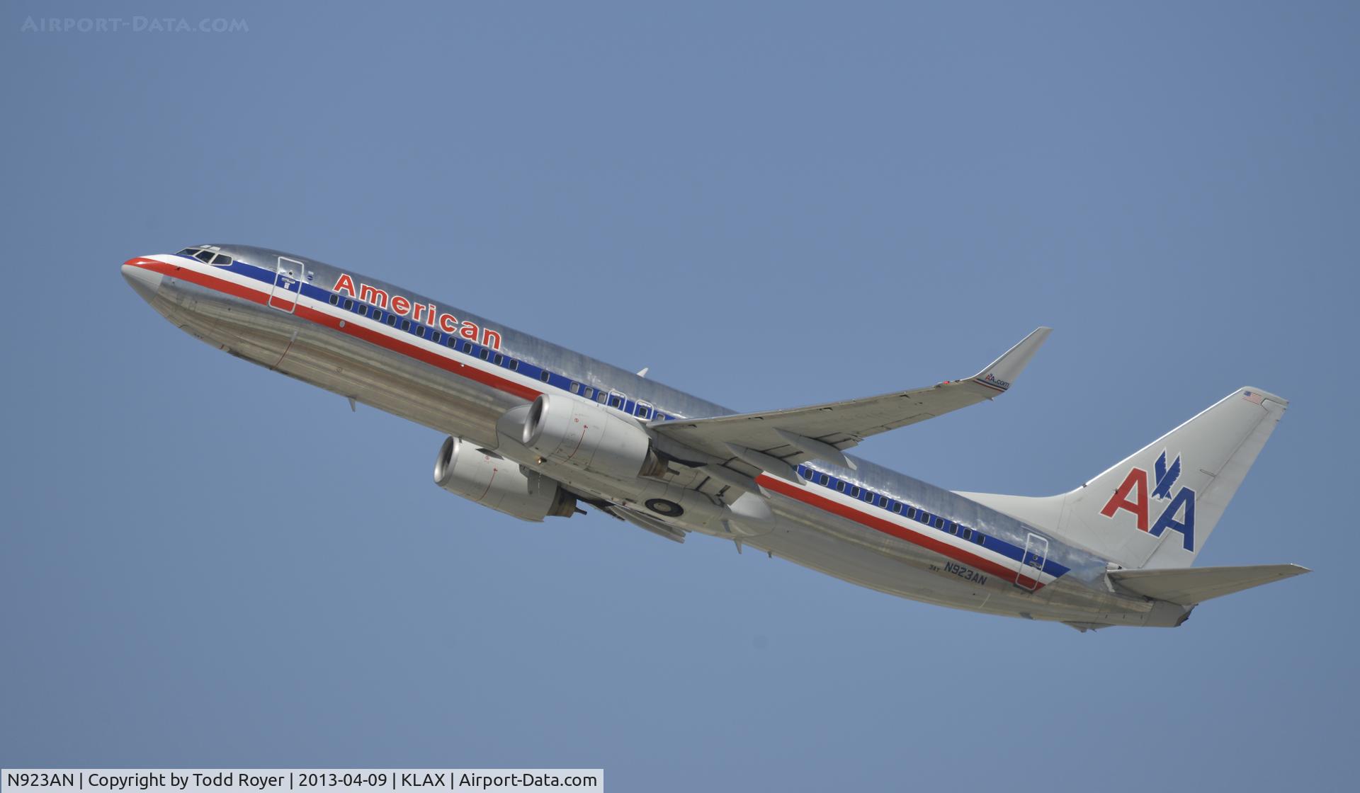 N923AN, 1999 Boeing 737-823 C/N 29524, Departing LAX