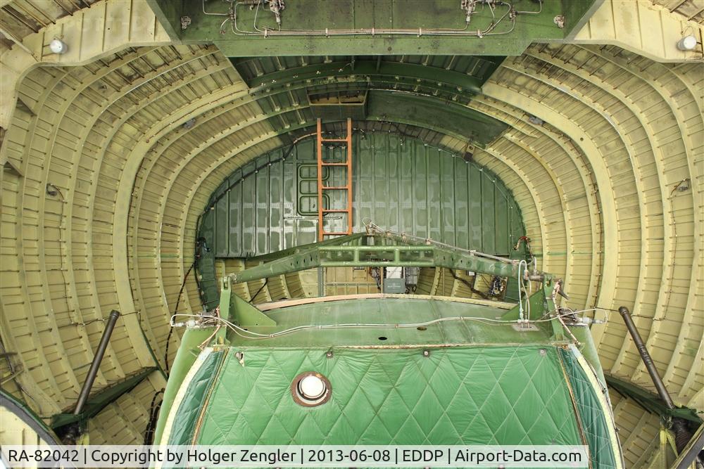 RA-82042, 1991 Antonov An-124-100 Ruslan C/N 9773054055093/0606, That´s what you see when you look into the folding upwards nose of an AN 124.....