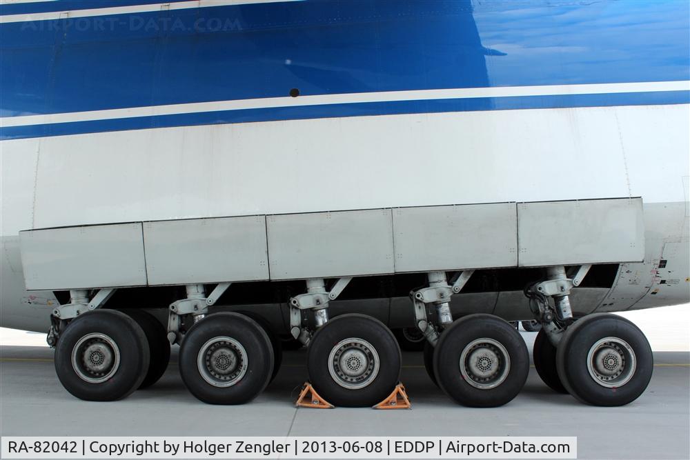 RA-82042, 1991 Antonov An-124-100 Ruslan C/N 9773054055093/0606, First half of retractable undercarriage....
