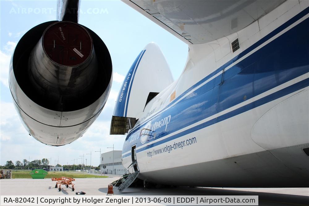 RA-82042, 1991 Antonov An-124-100 Ruslan C/N 9773054055093/0606, View along the giant.......