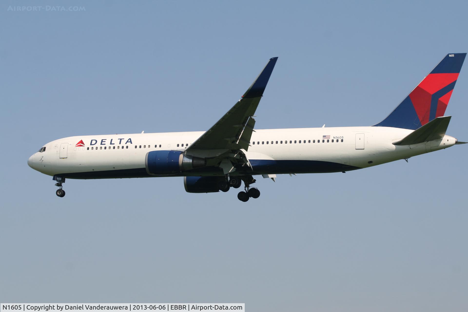 N1605, 1999 Boeing 767-332 C/N 30198, Arrival of flight DL080 to RWY 25L
