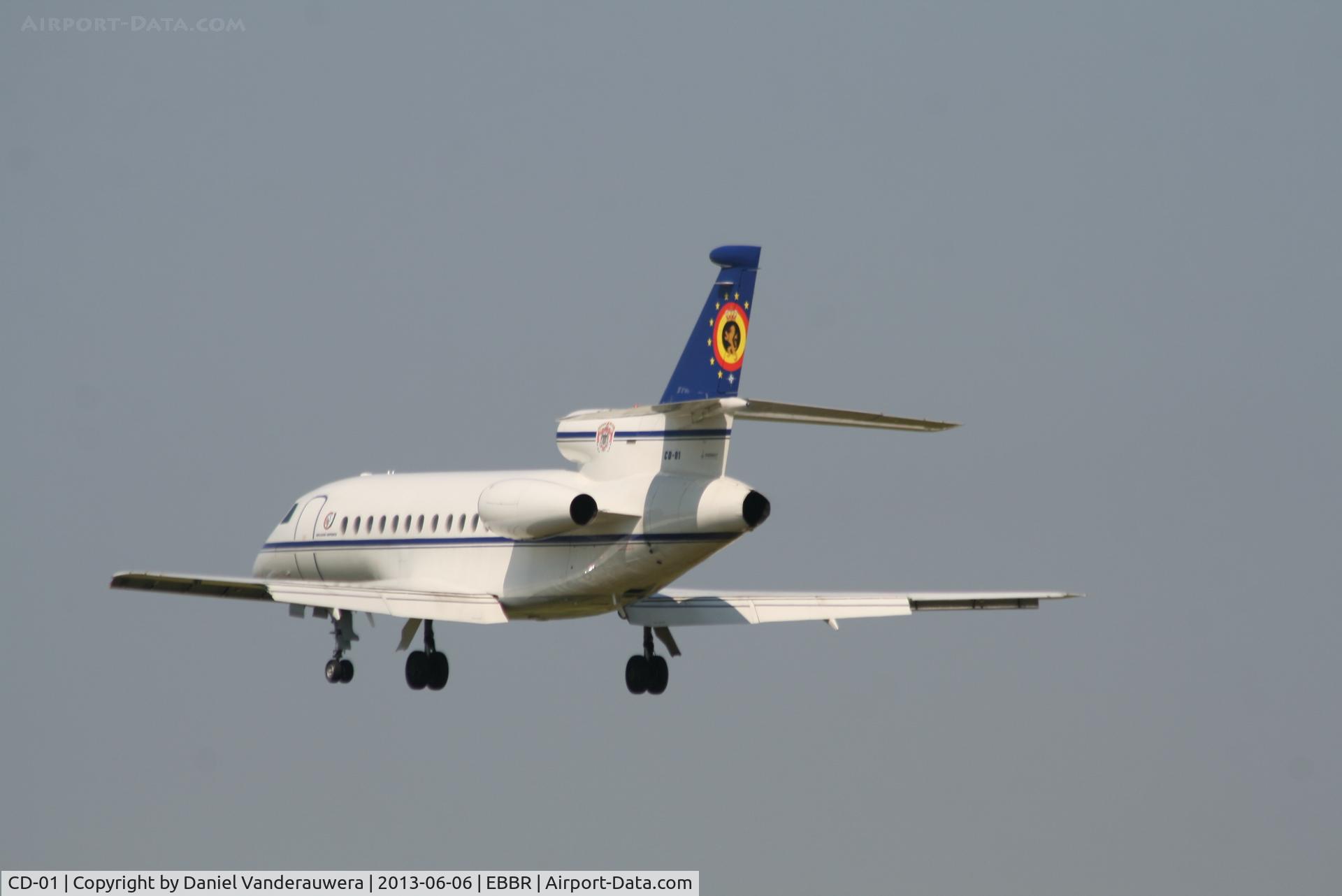CD-01, 1991 Dassault Falcon 900B C/N 109, Descending to RWY 25L