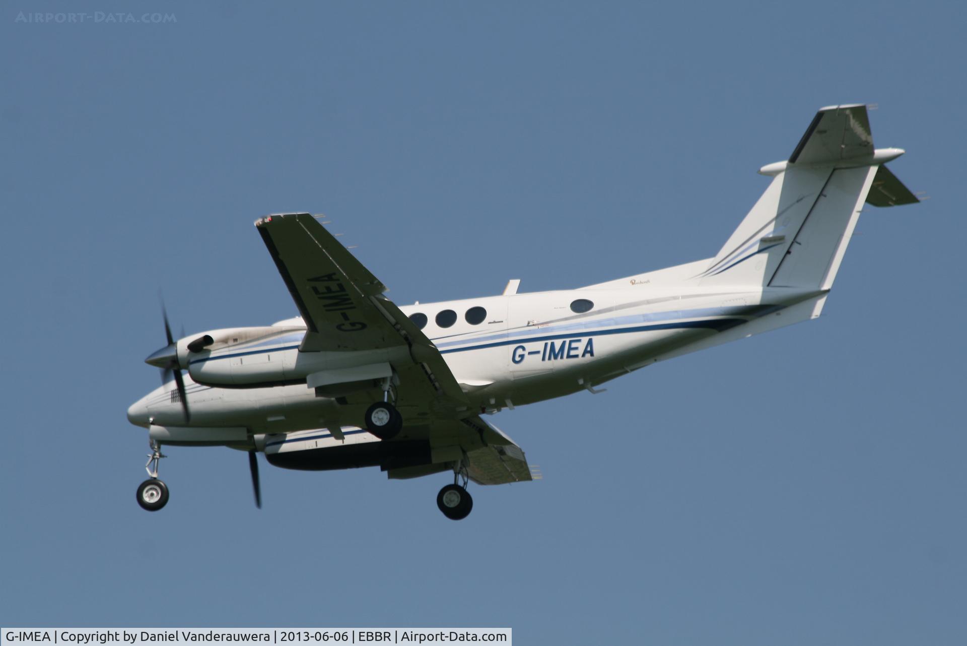 G-IMEA, 1977 Beech 200 Super King Air C/N BB-302, Arrival to RWY 25L