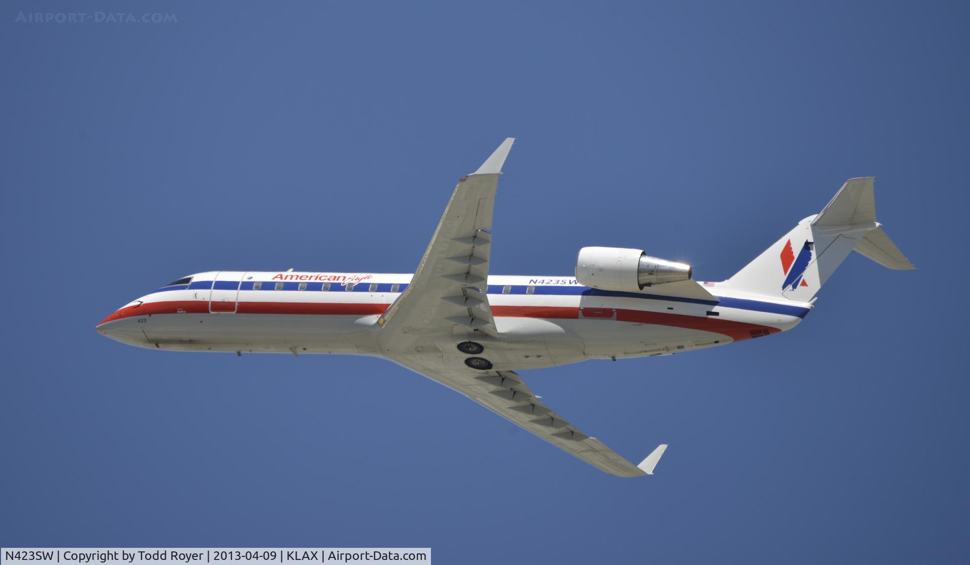 N423SW, 2000 Bombardier CRJ-200LR (CL-600-2B19) C/N 7456, Departing LAX