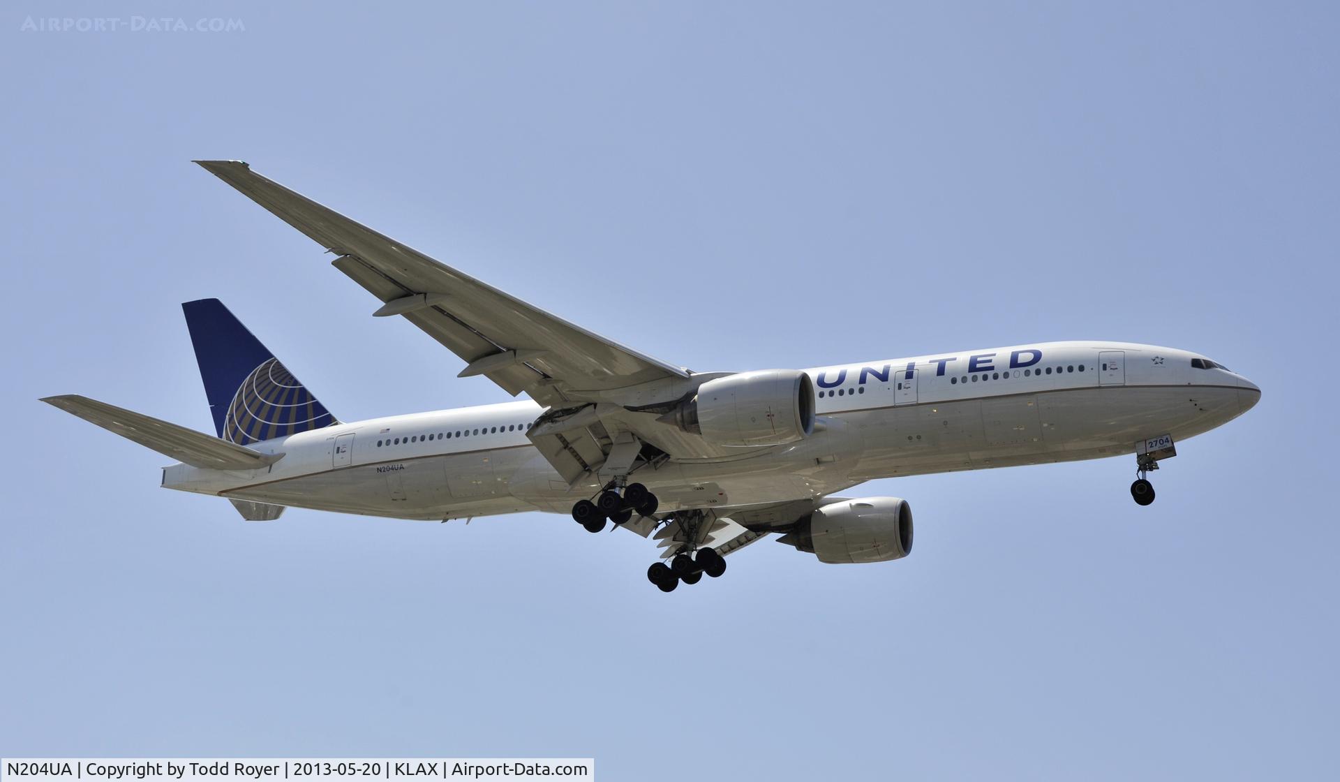 N204UA, 1999 Boeing 777-222/ER C/N 28713, Arriving at LAX
