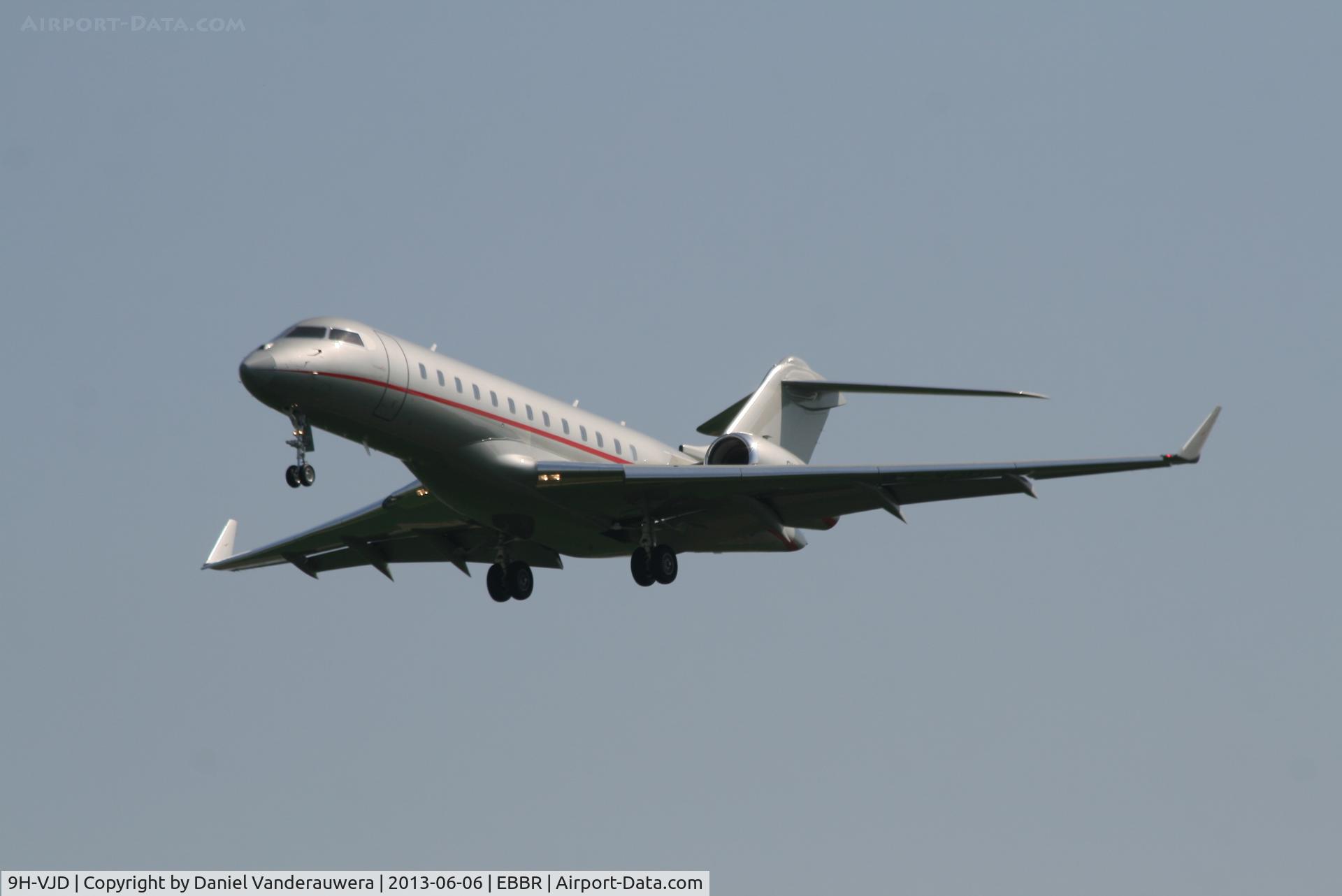 9H-VJD, 2011 Bombardier BD-700-1A10 Global 6000 C/N 9472, Arrival to RWY 25L