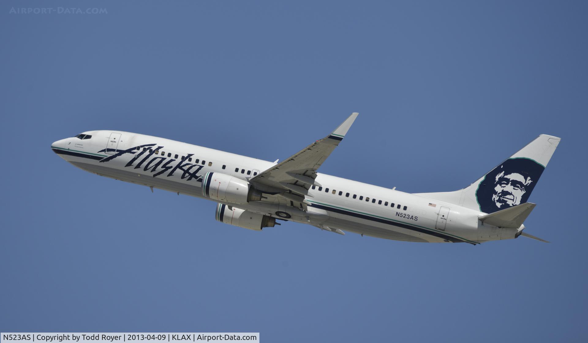 N523AS, 2009 Boeing 737-890 C/N 35194, Departing LAX