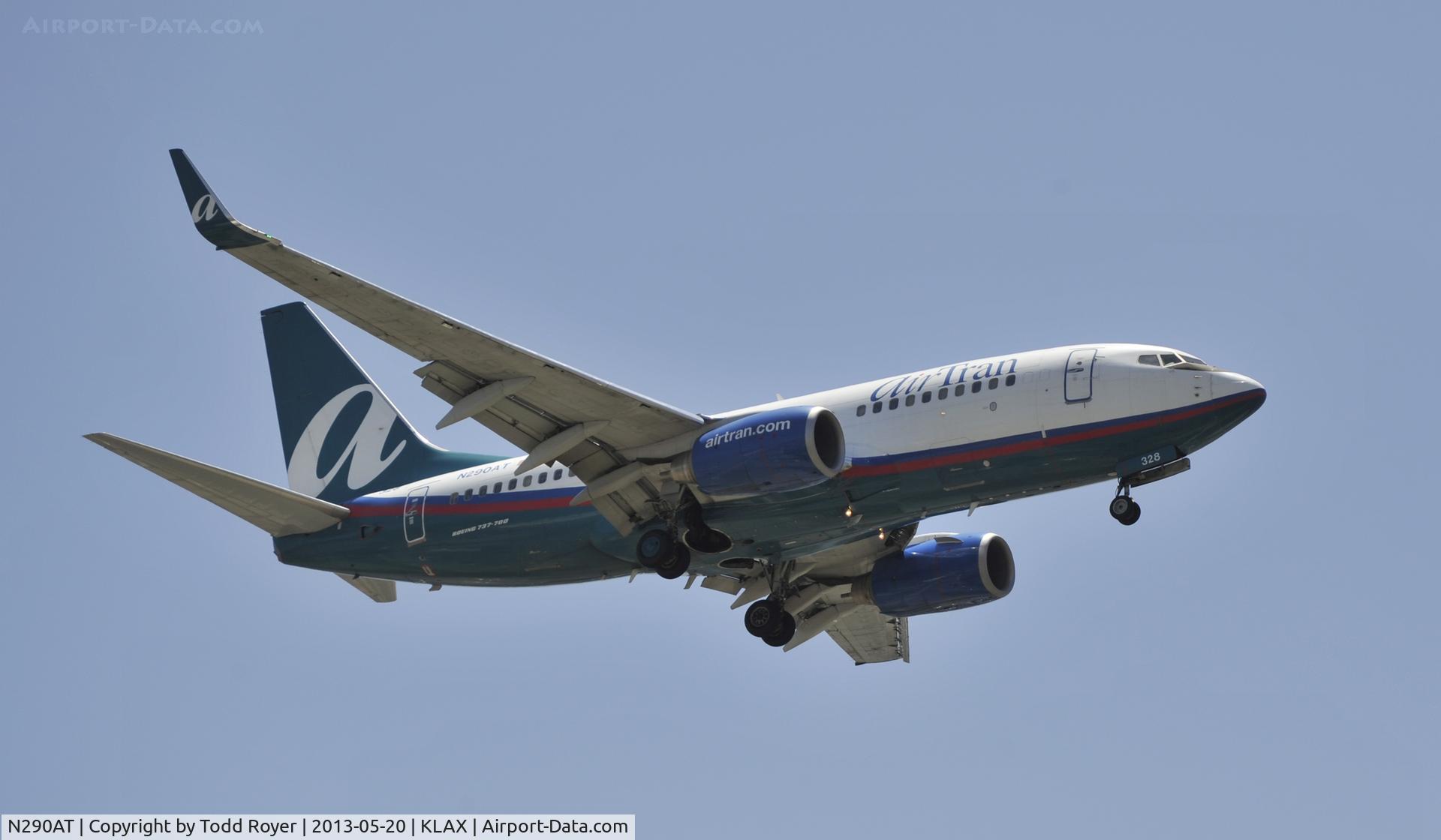 N290AT, 2006 Boeing 737-7BD C/N 33925, Arriving at LAX