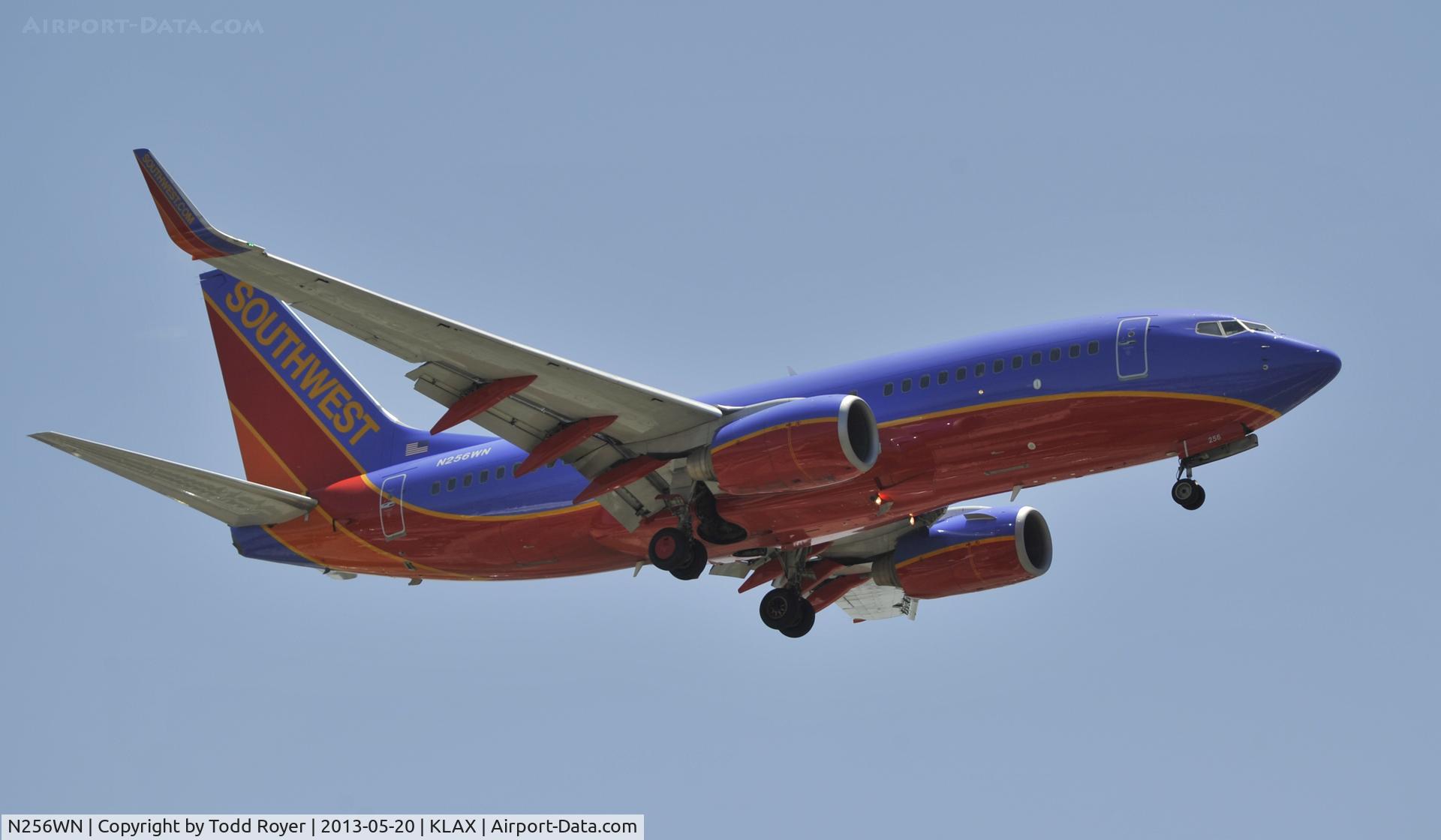 N256WN, 2006 Boeing 737-7H4 C/N 32514, Arriving at LAX