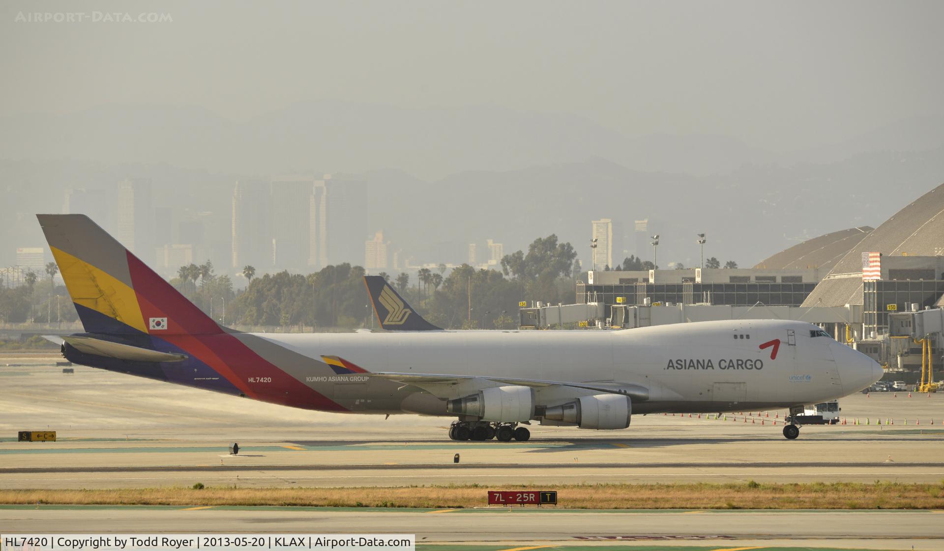 HL7420, 1995 Boeing 747-48EF (SCD) C/N 25783, Taxiing to parking at LAX