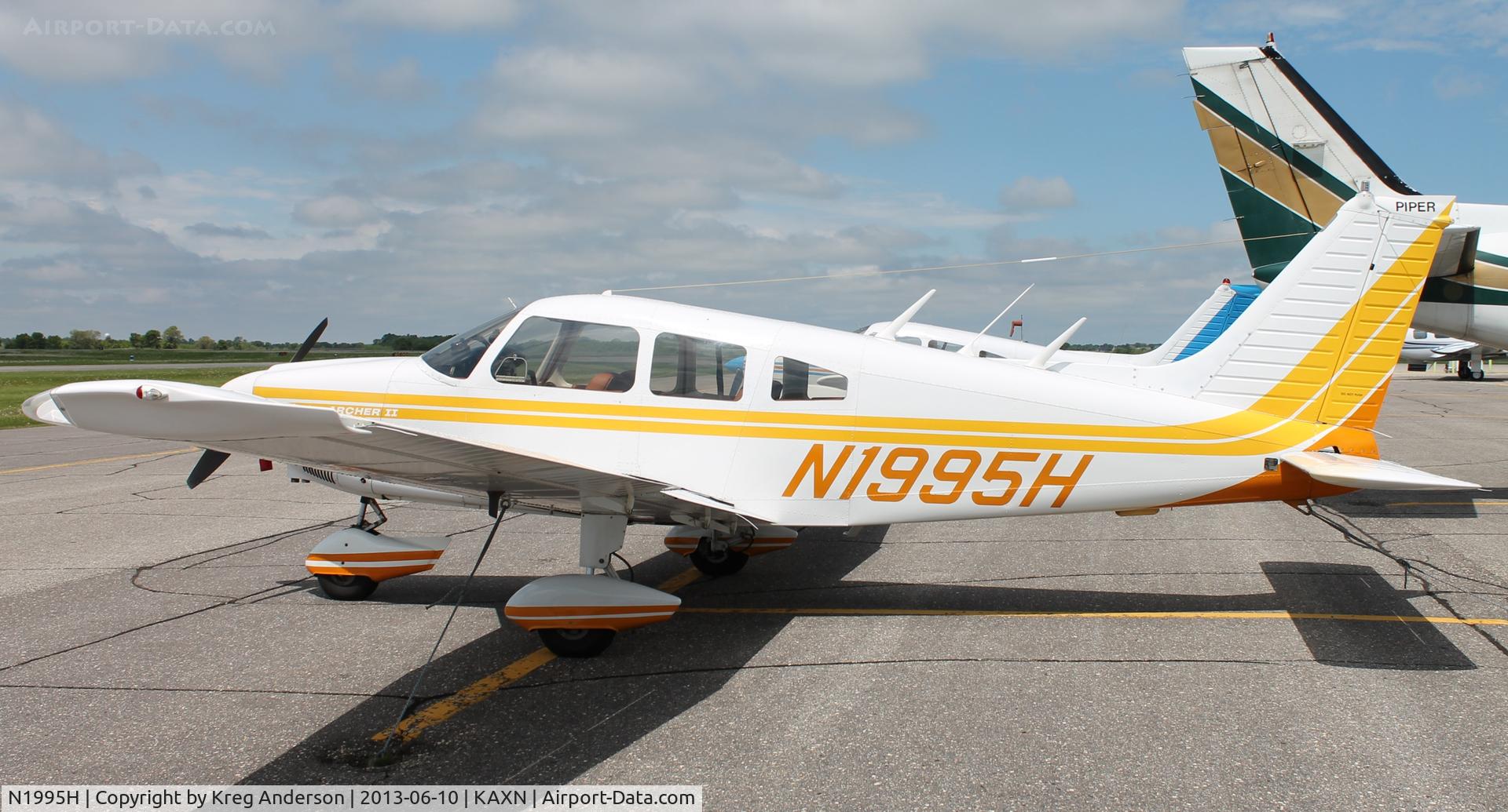 N1995H, 1977 Piper PA-28-181 C/N 28-7790369, Piper PA-28-181 Cherokee Archer on the line.