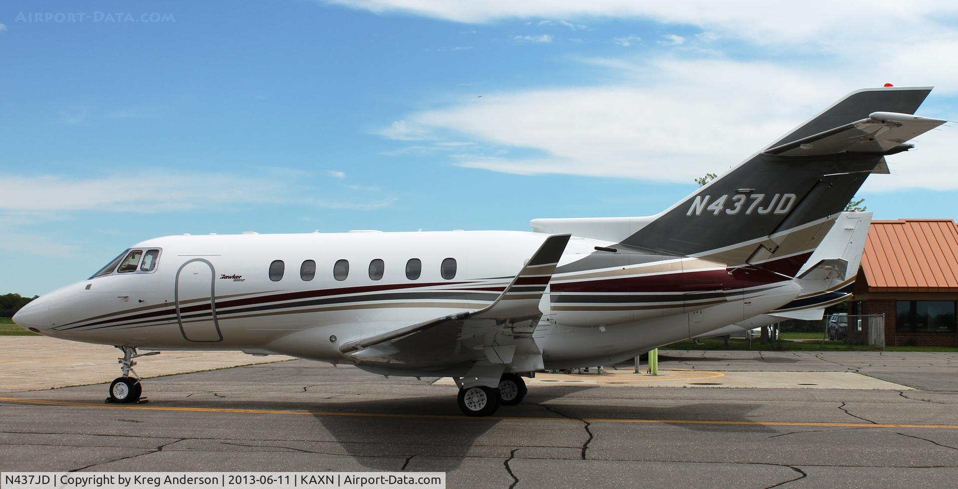 N437JD, 2009 Hawker Beechcraft 900XP C/N HA-0117, Hawker Beechcraft Hawker 900XP at the fuel pump.