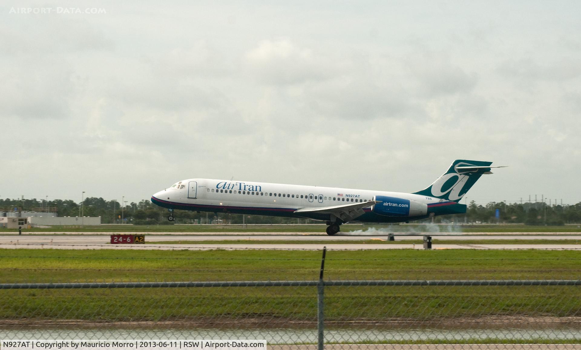 N927AT, 2000 Boeing 717-200 C/N 55077, Touching down RWY 6
