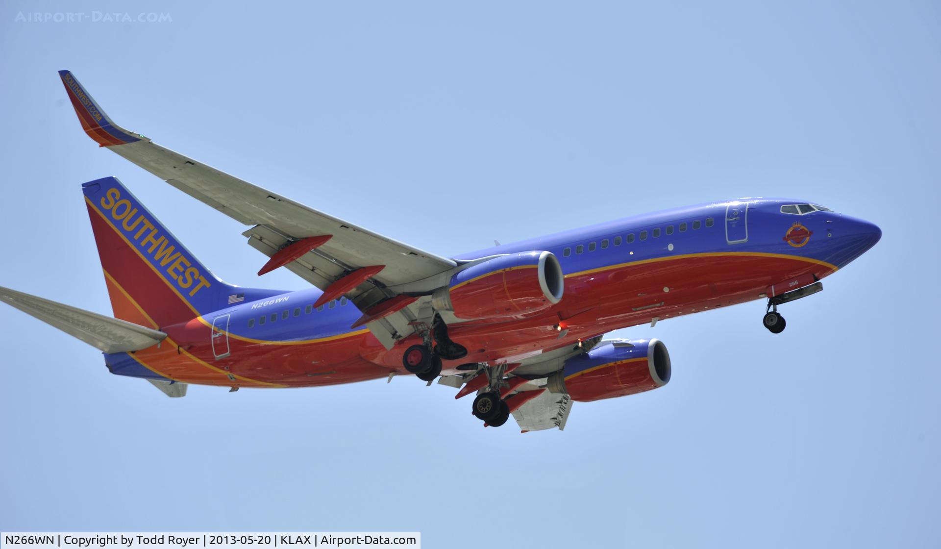 N266WN, 2007 Boeing 737-7H4 C/N 32523, Arriving at LAX