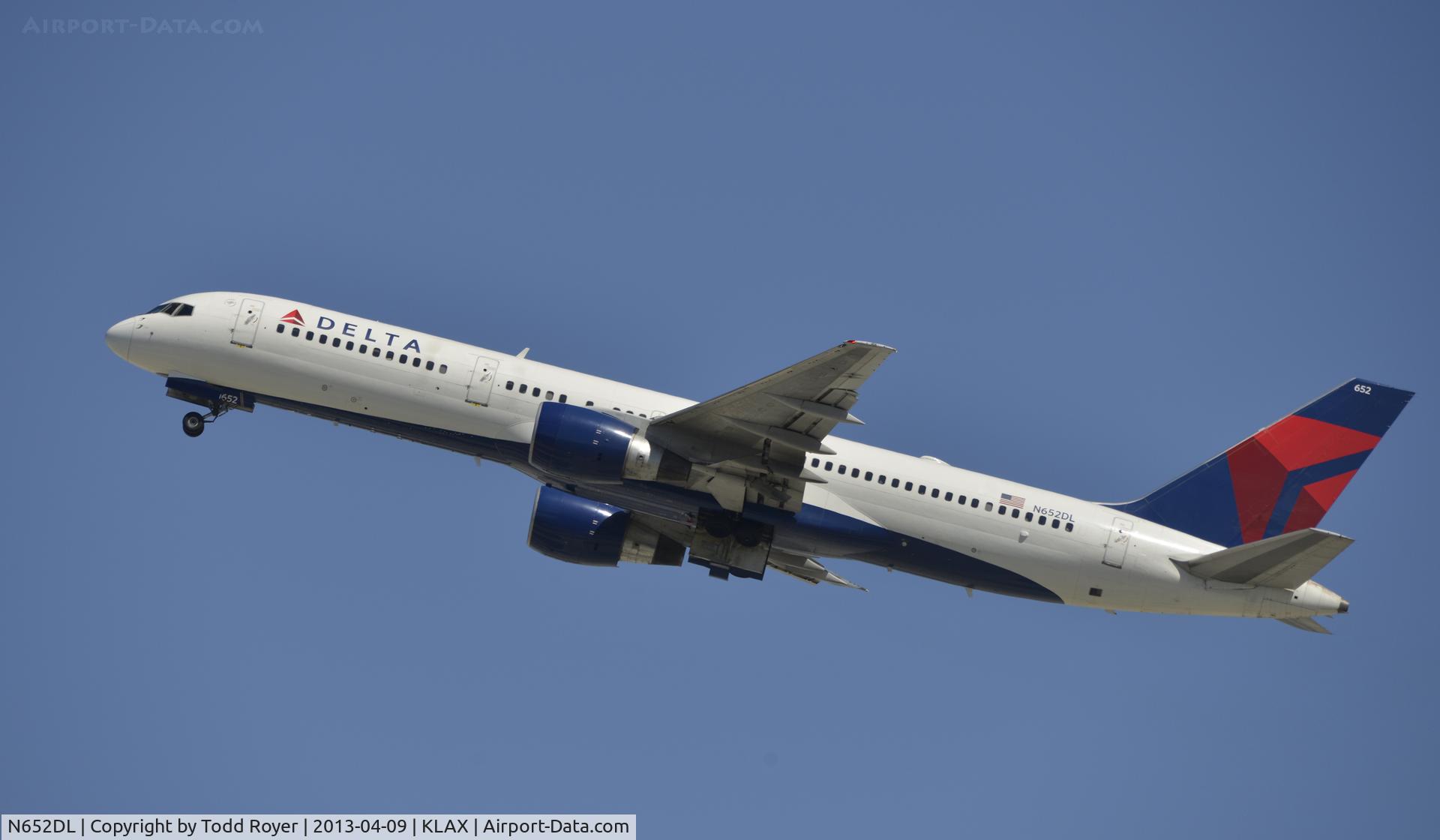 N652DL, 1989 Boeing 757-232 C/N 24392, Departing LAX