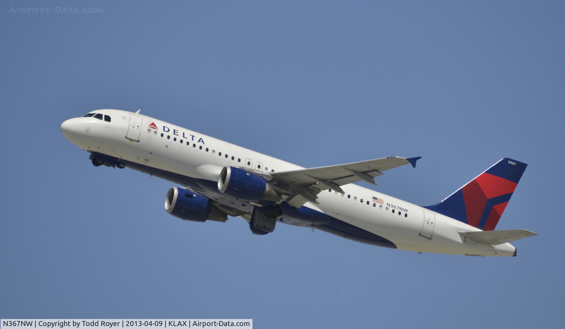 N367NW, 1999 Airbus A320-212 C/N 0988, Departing LAX