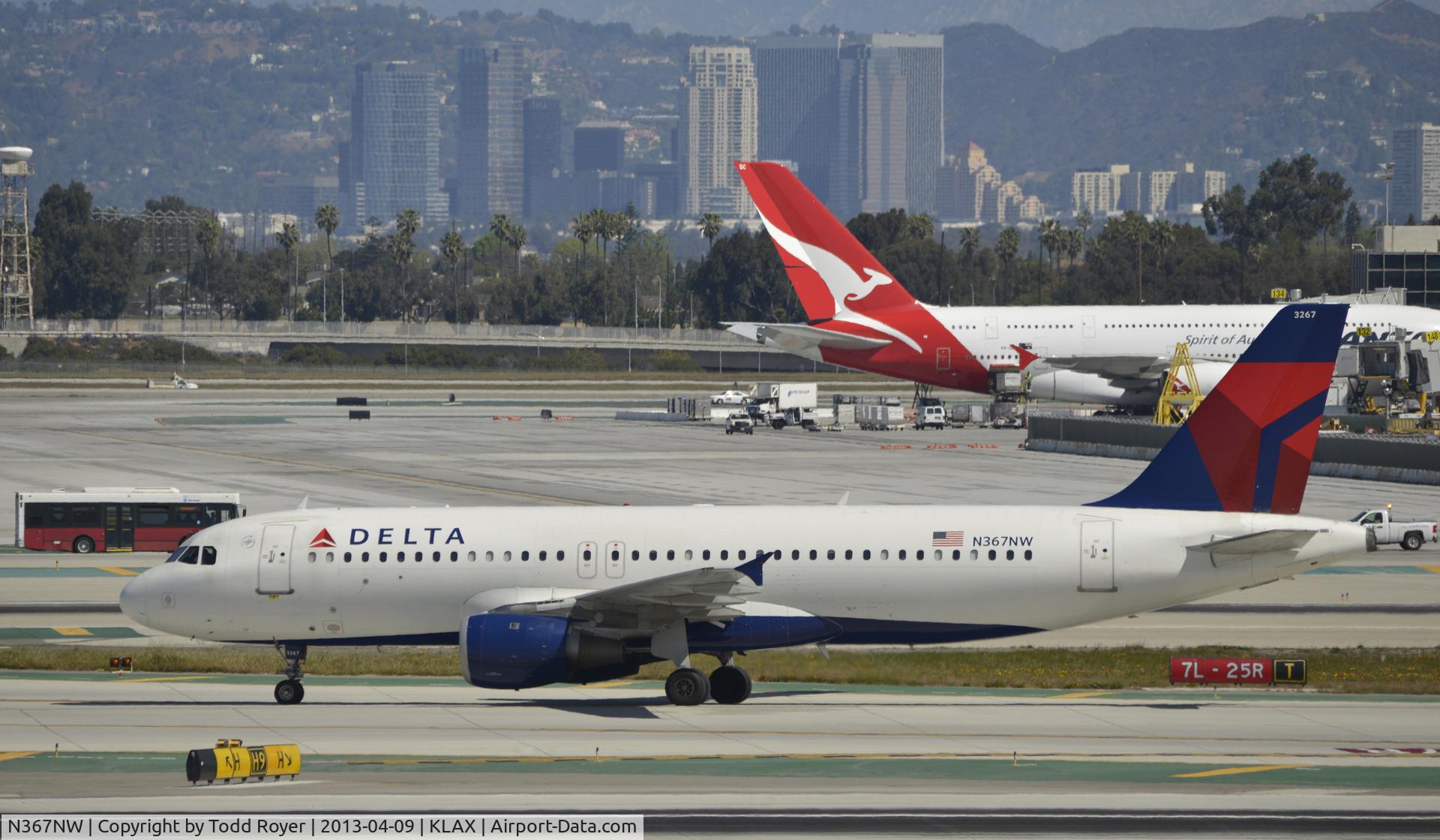 N367NW, 1999 Airbus A320-212 C/N 0988, Arriving at LAX