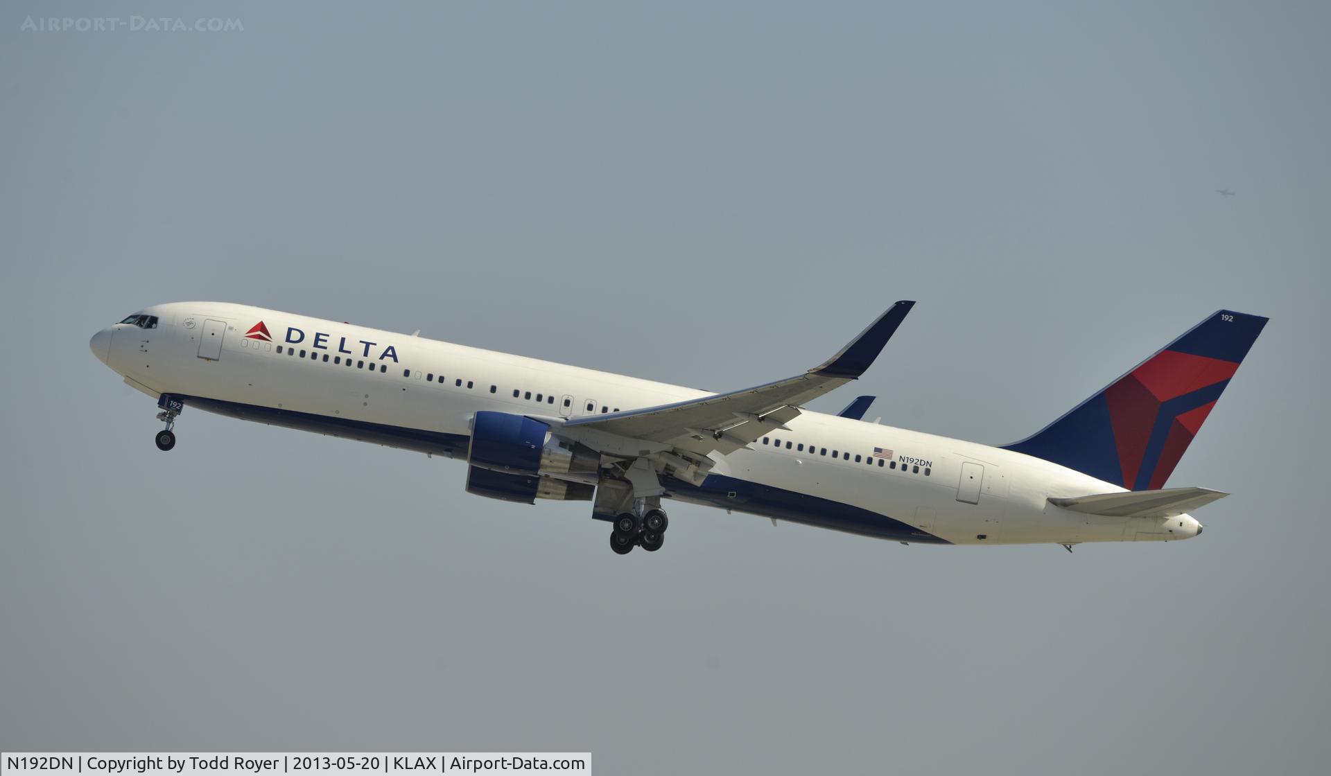 N192DN, 1997 Boeing 767-332 C/N 28449, Departing LAX