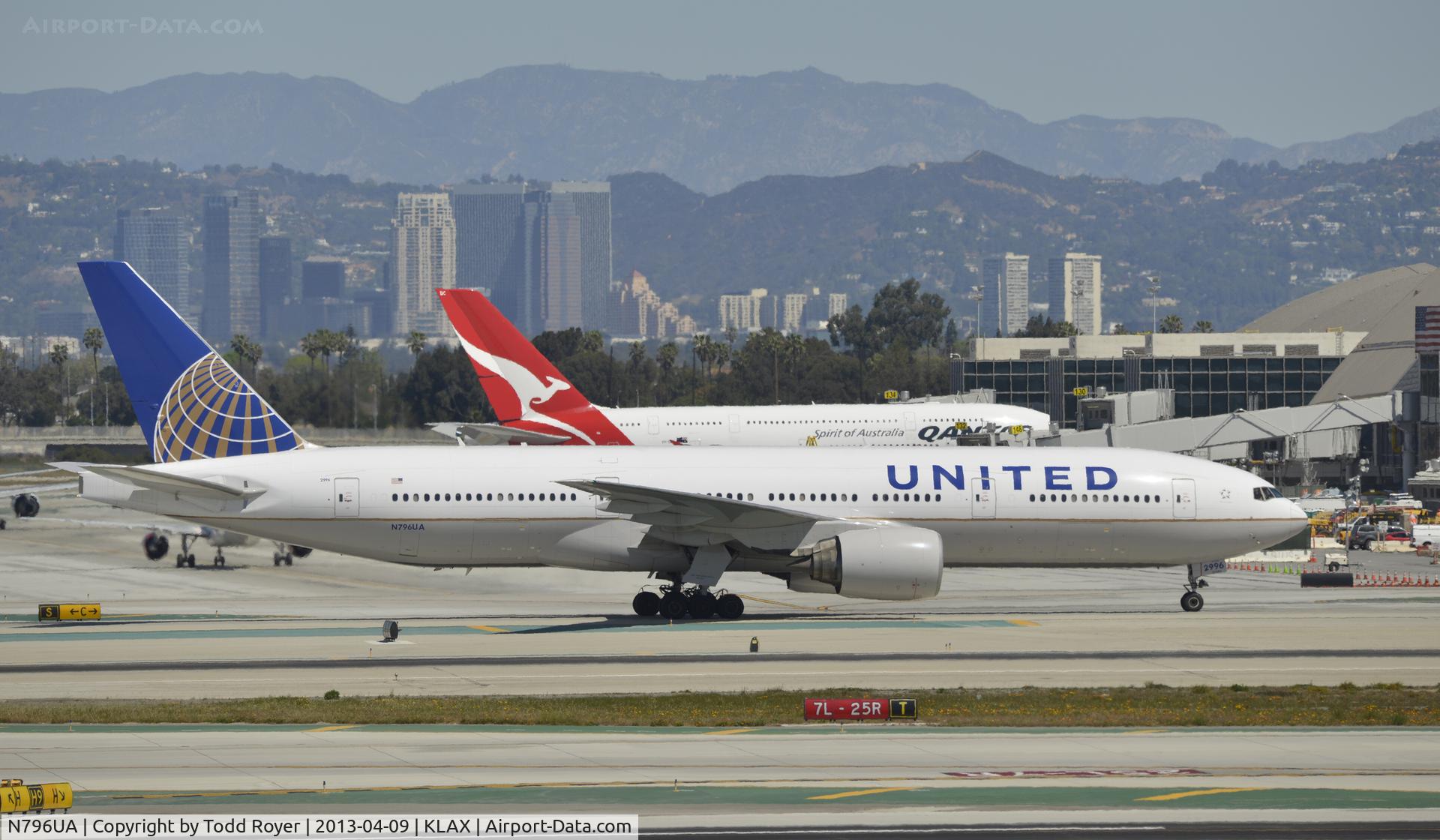 N796UA, 1998 Boeing 777-222 C/N 26931, Taxiing to gate at LAX