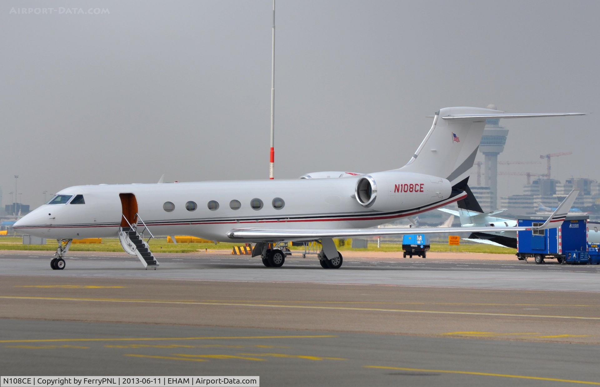 N108CE, 1998 Gulfstream Aerospace G-V C/N 561, G5 waiting for its pax