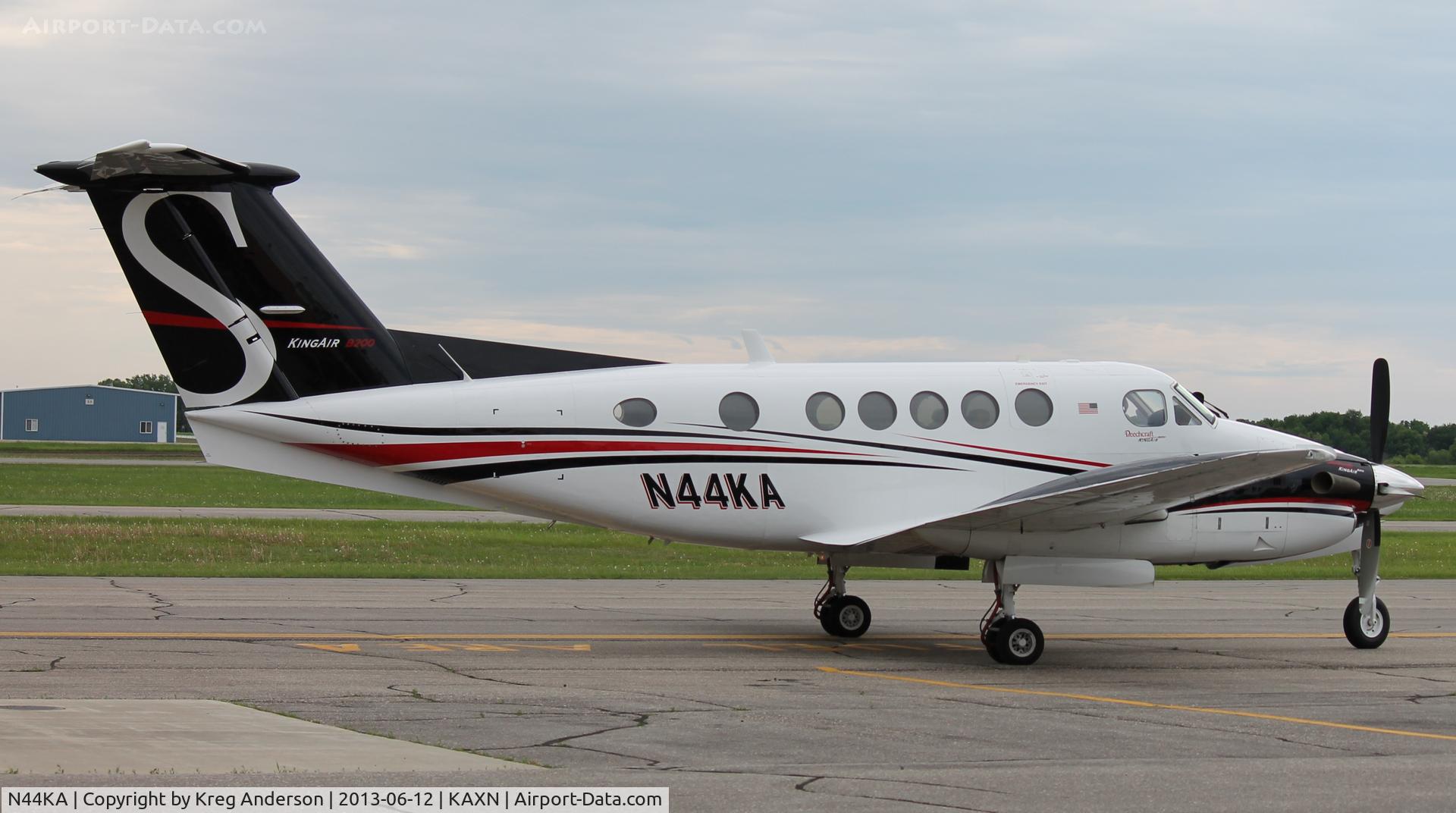 N44KA, 2000 Raytheon Aircraft Company B200 C/N BB-1711, Raytheon B200 Super King Air on the ramp.