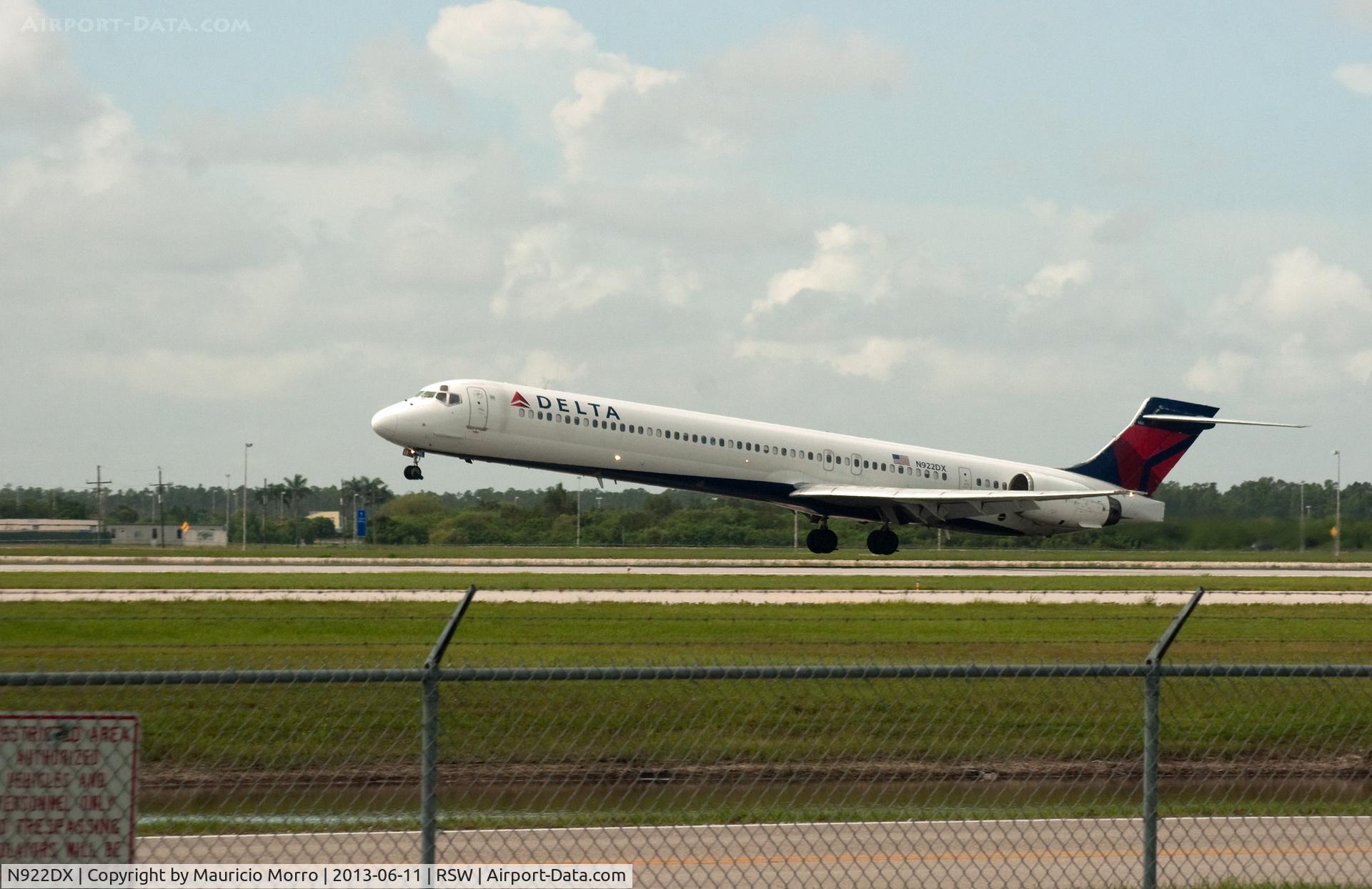 N922DX, 1997 McDonnell Douglas MD-90-30 C/N 53584, Landing RWY 6